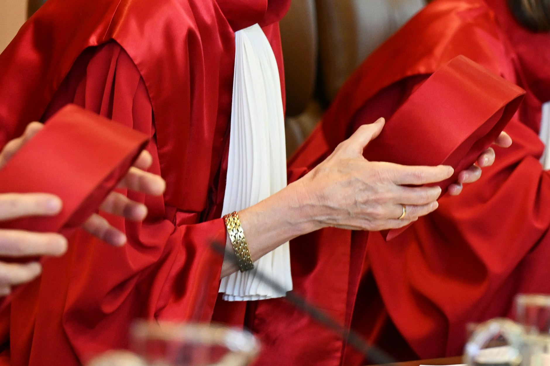 Die Grünen-Bundestagsfraktion hat vor dem Bundesverfassungsgericht gegen die Neuregelung zu sicheren Herkunftsstaaten geklagt.