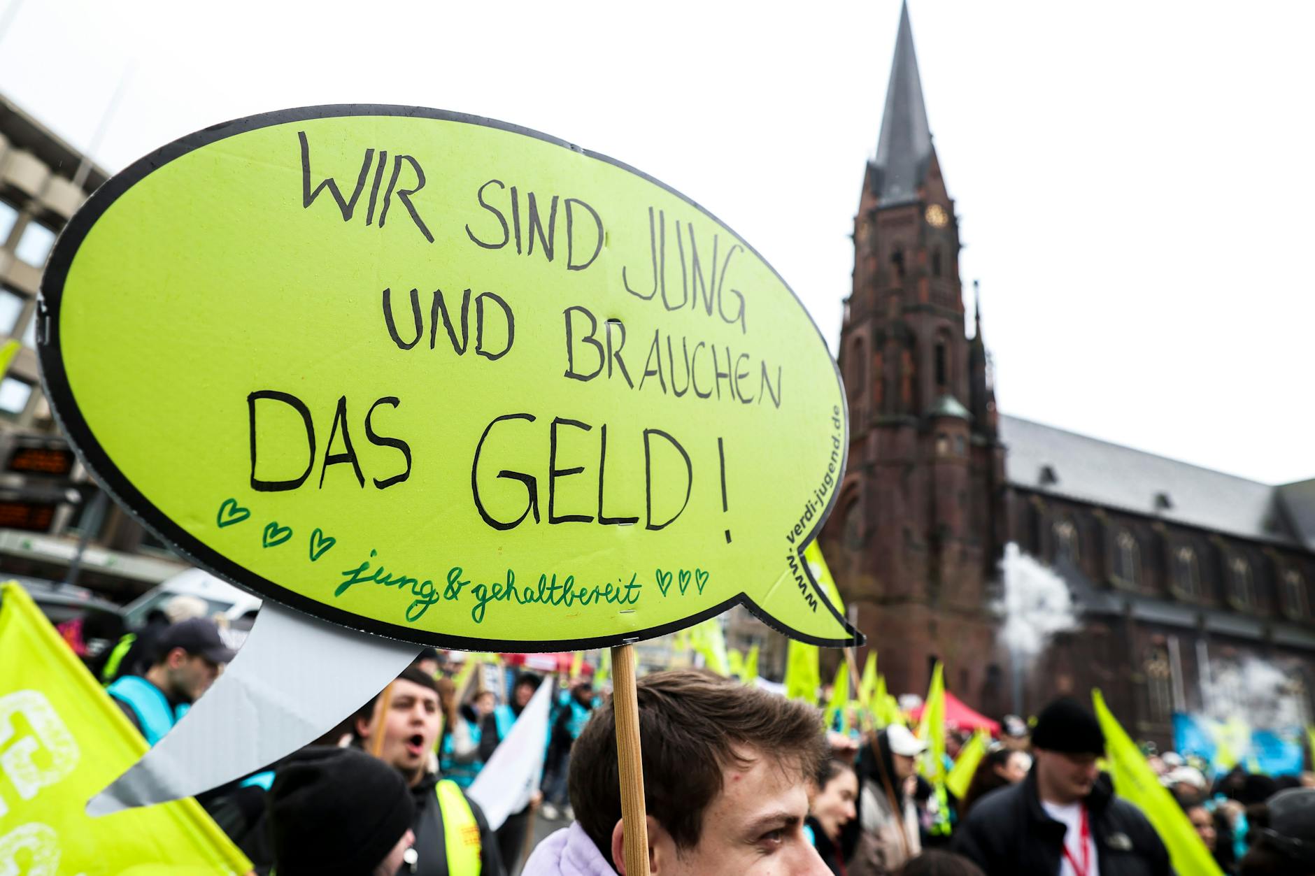 Bei einer Kundgebung demonstrieren Studierende: „Wir sind jung und brauchen das Geld!“