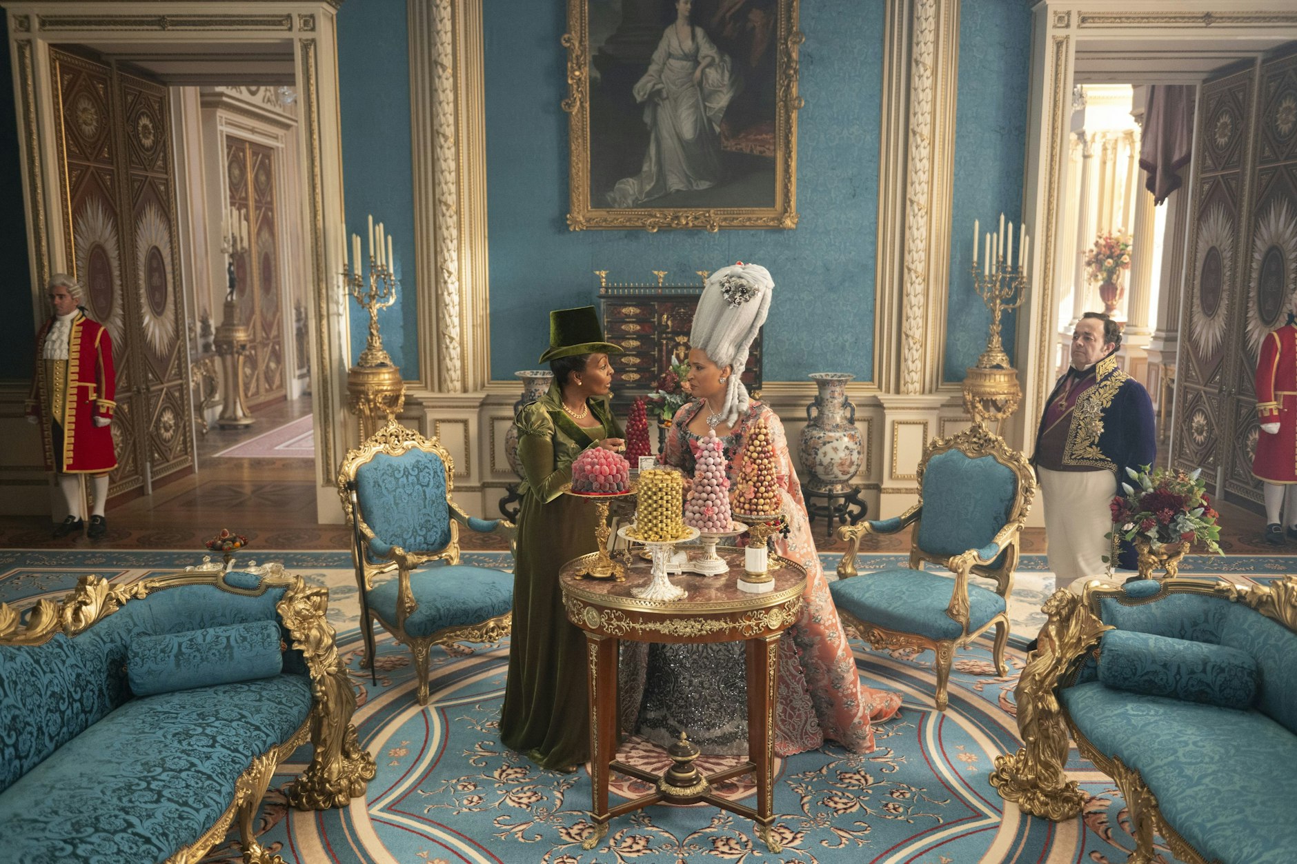 Szene aus „Bridgerton“ mit Adjoa Andoh als Lady Danbury und Golda Rosheuvel als Queen Charlotte.