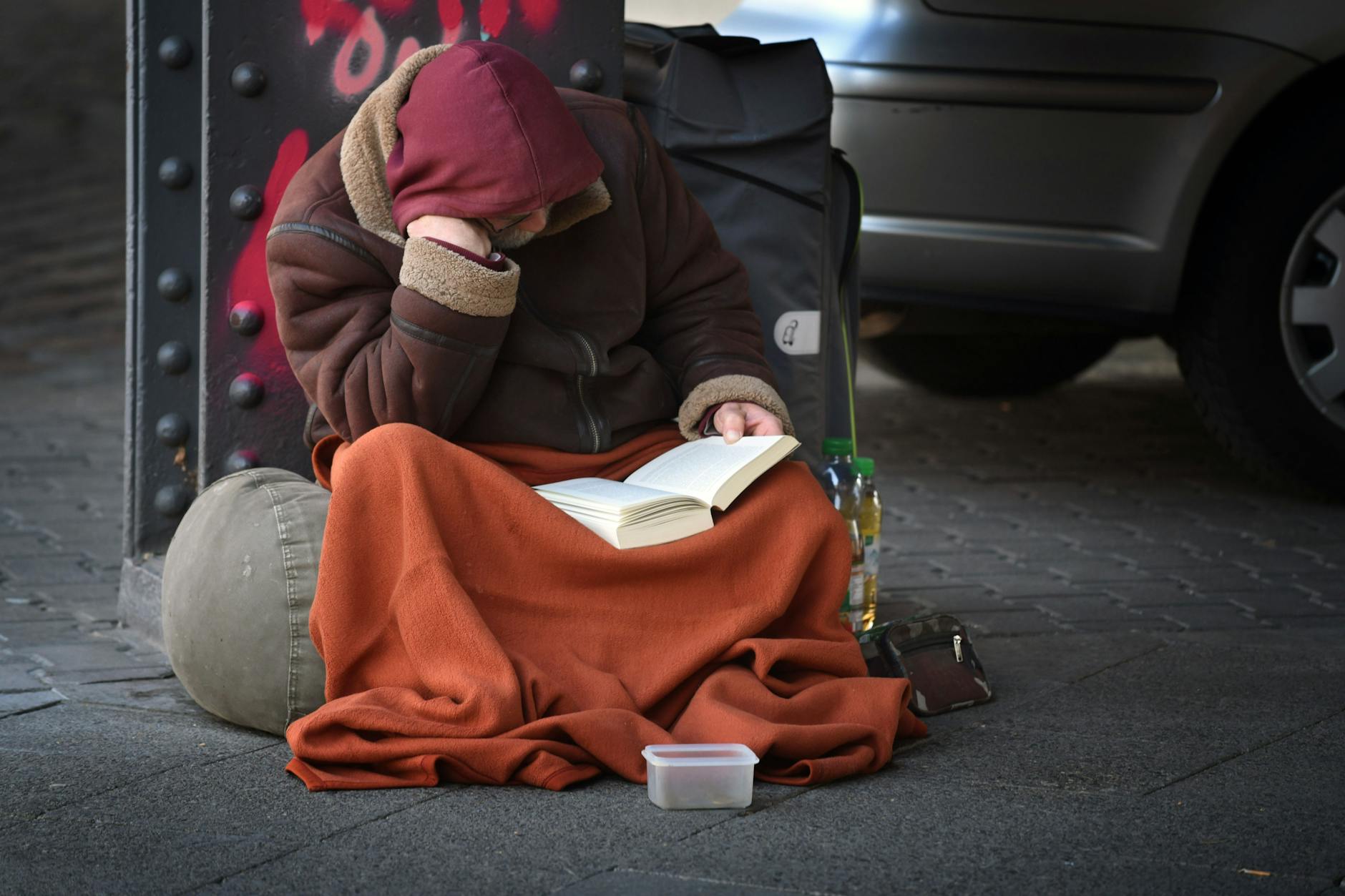 Auch in Berlin wird überall gebettelt. Ein Foto eines Bettlers am Hauptbahnhof in Köln sorgt jetzt für Zoff im Netz.