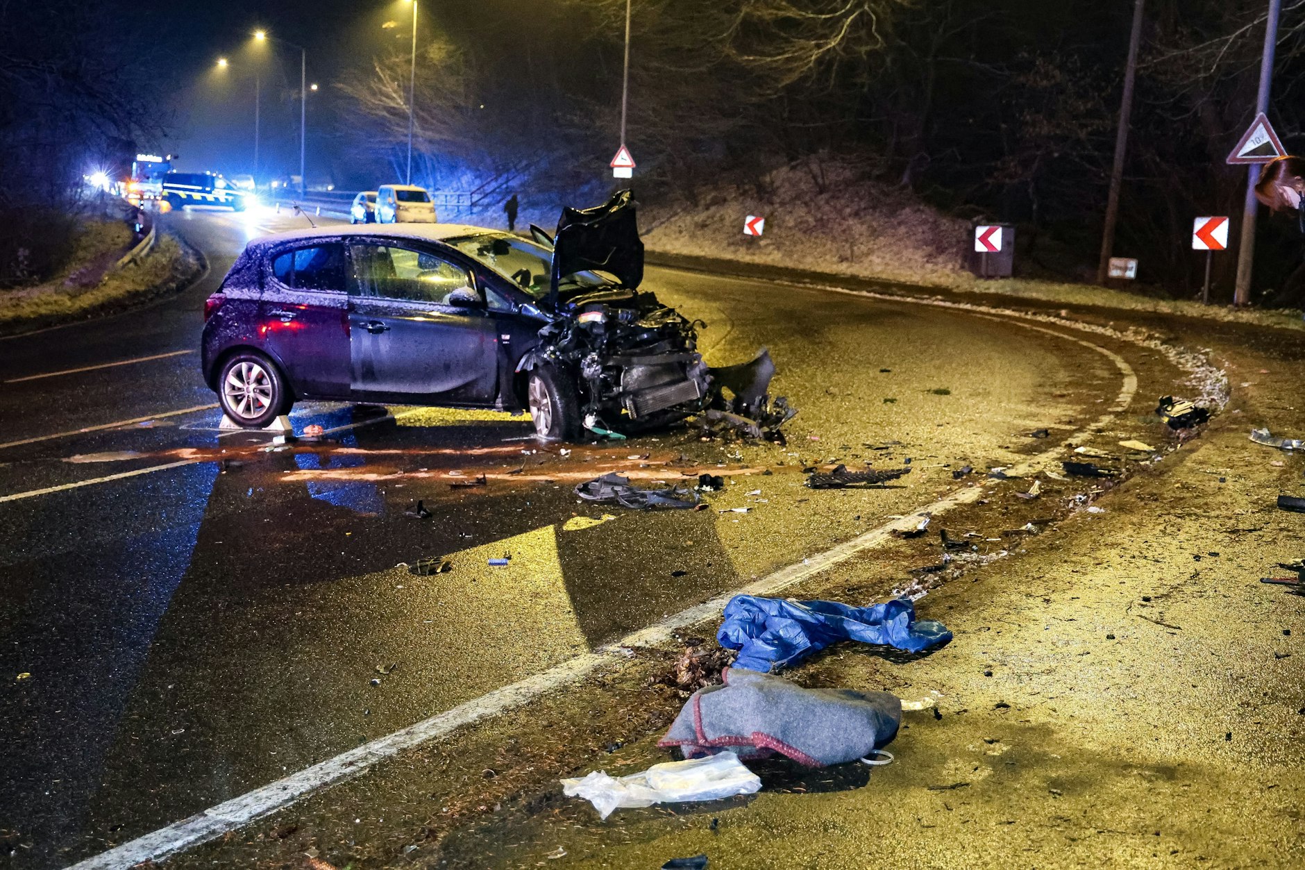 Glätteunfall: Ein Pkw steht nach einem Unfall zerstört auf der Fahrbahn in Solingen. 