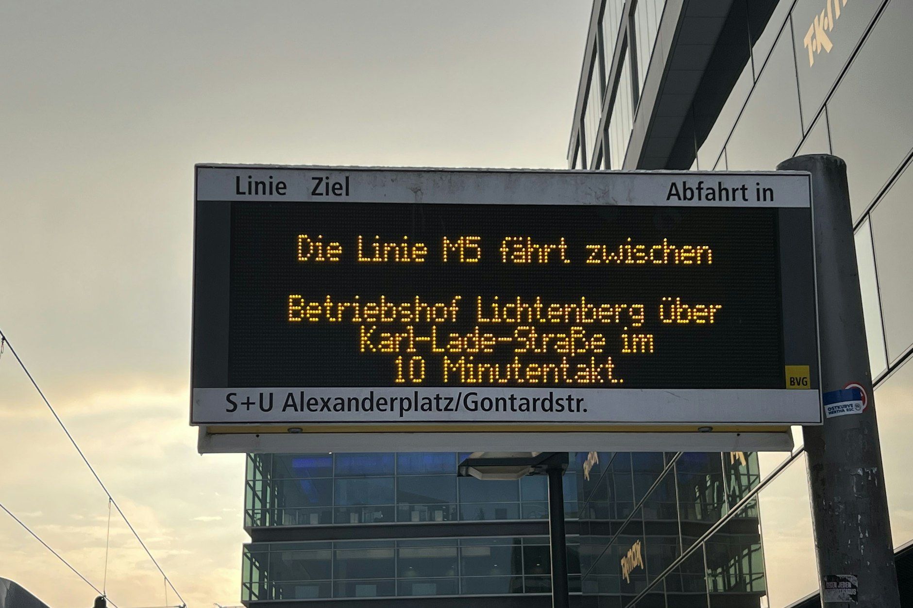 Die digitale Anzeige verspricht am Alexanderplatz einen 10-Minuten-Takt.