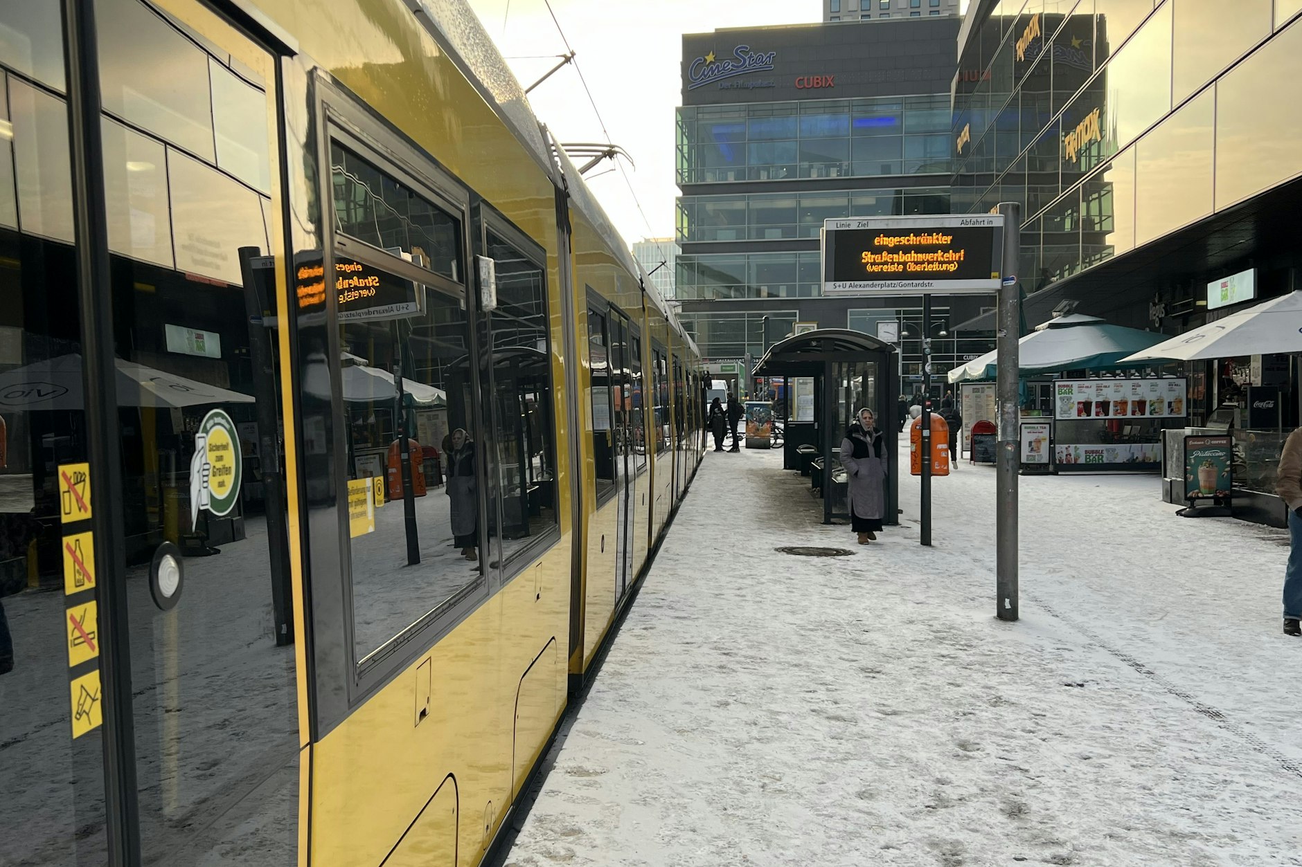 Leere am Straßenbahnstopp Alexanderplatz. Niemand steigt zu.
