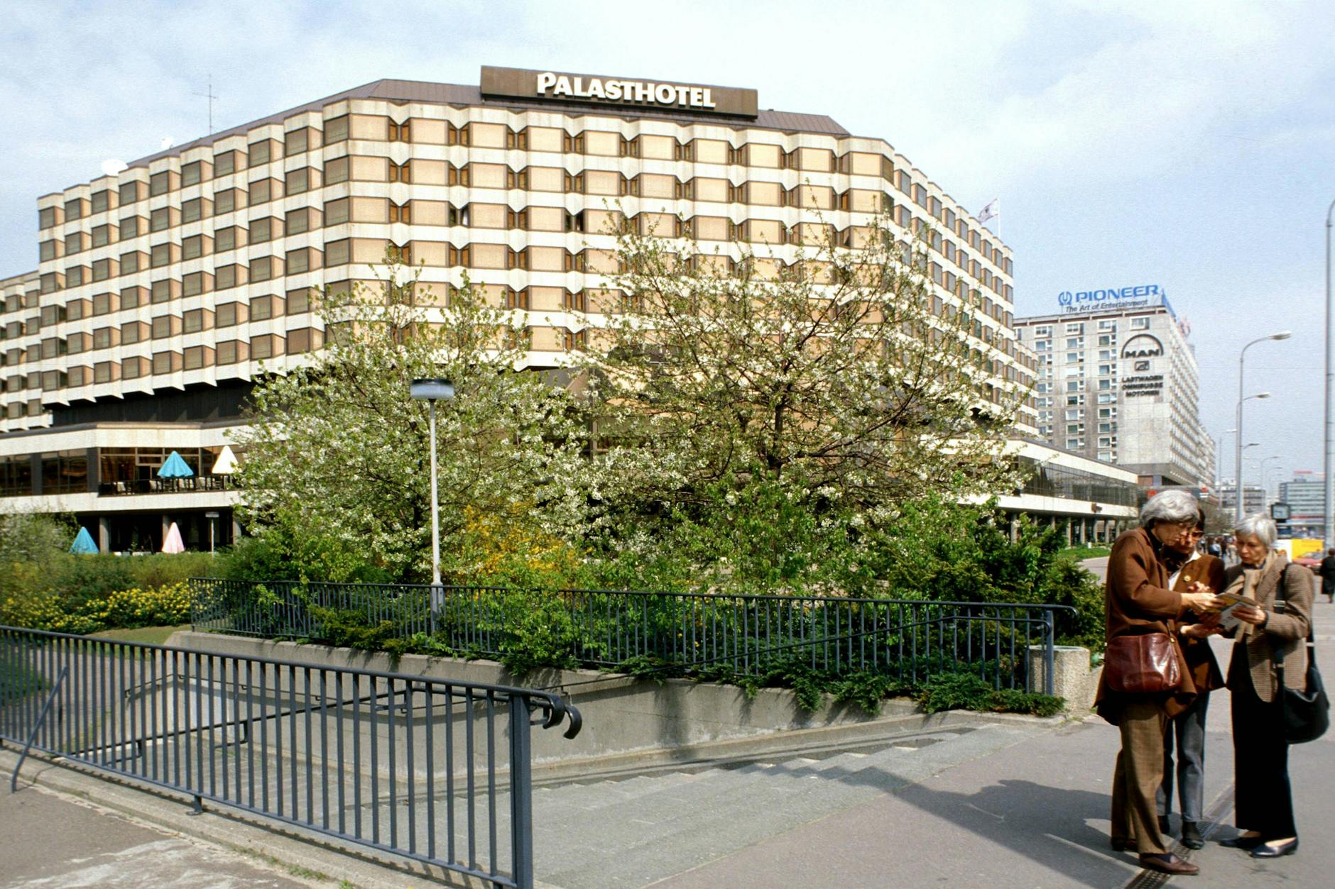 Blick auf das Palasthotel in Berlin, das in der DDR zur Kette Interhotel gehörte. Hier gab es mehr als 600 Zimmer, doch zehn Jahre nach der Wende wurde der Betrieb eingestellt, das Haus abgerissen.