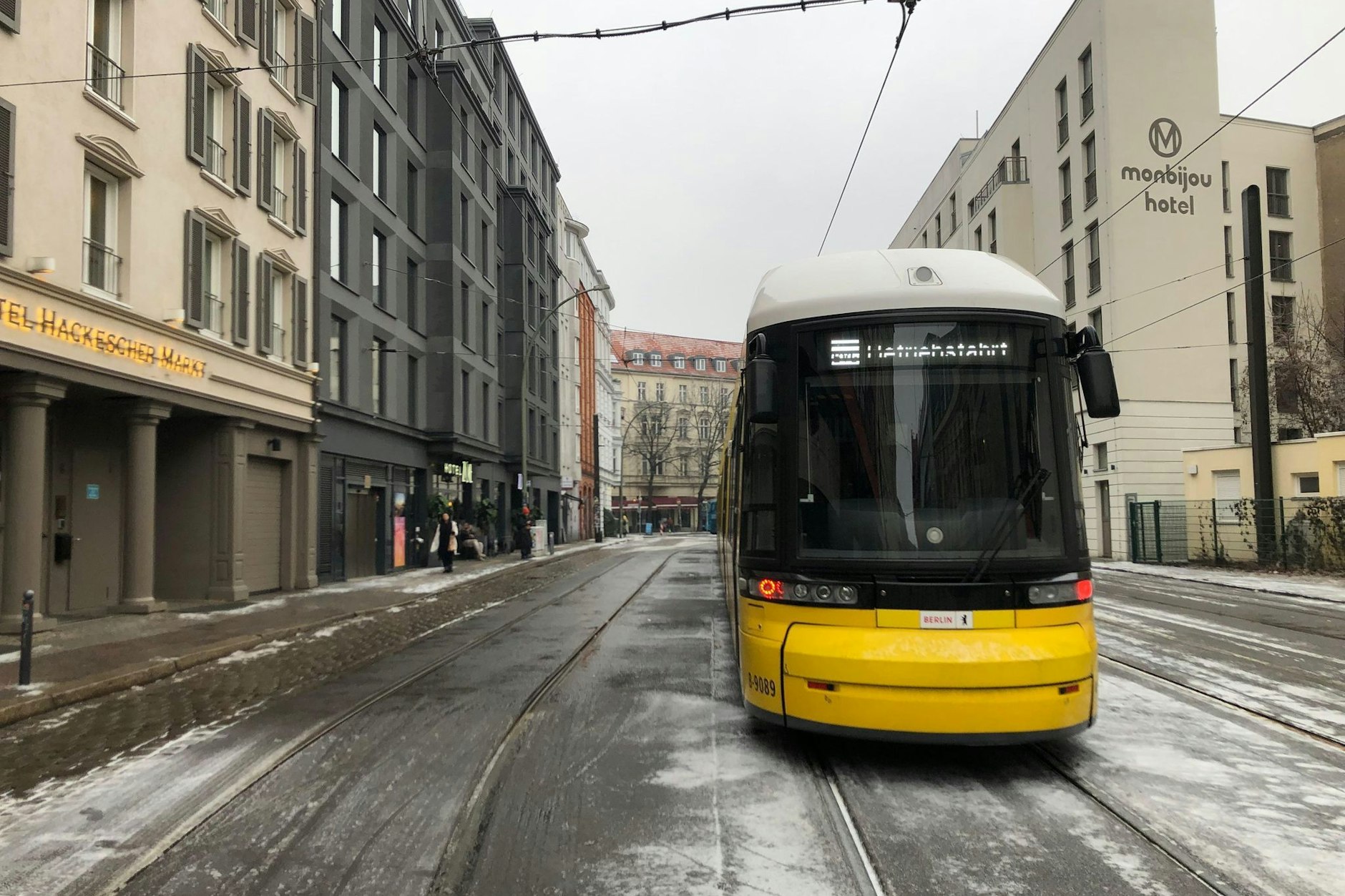 Mehrstündiger Eisregen setzte den größten Straßenbahnbetrieb Deutschlands in der Nacht zum 26. Januar schachmatt, auch in Mitte.