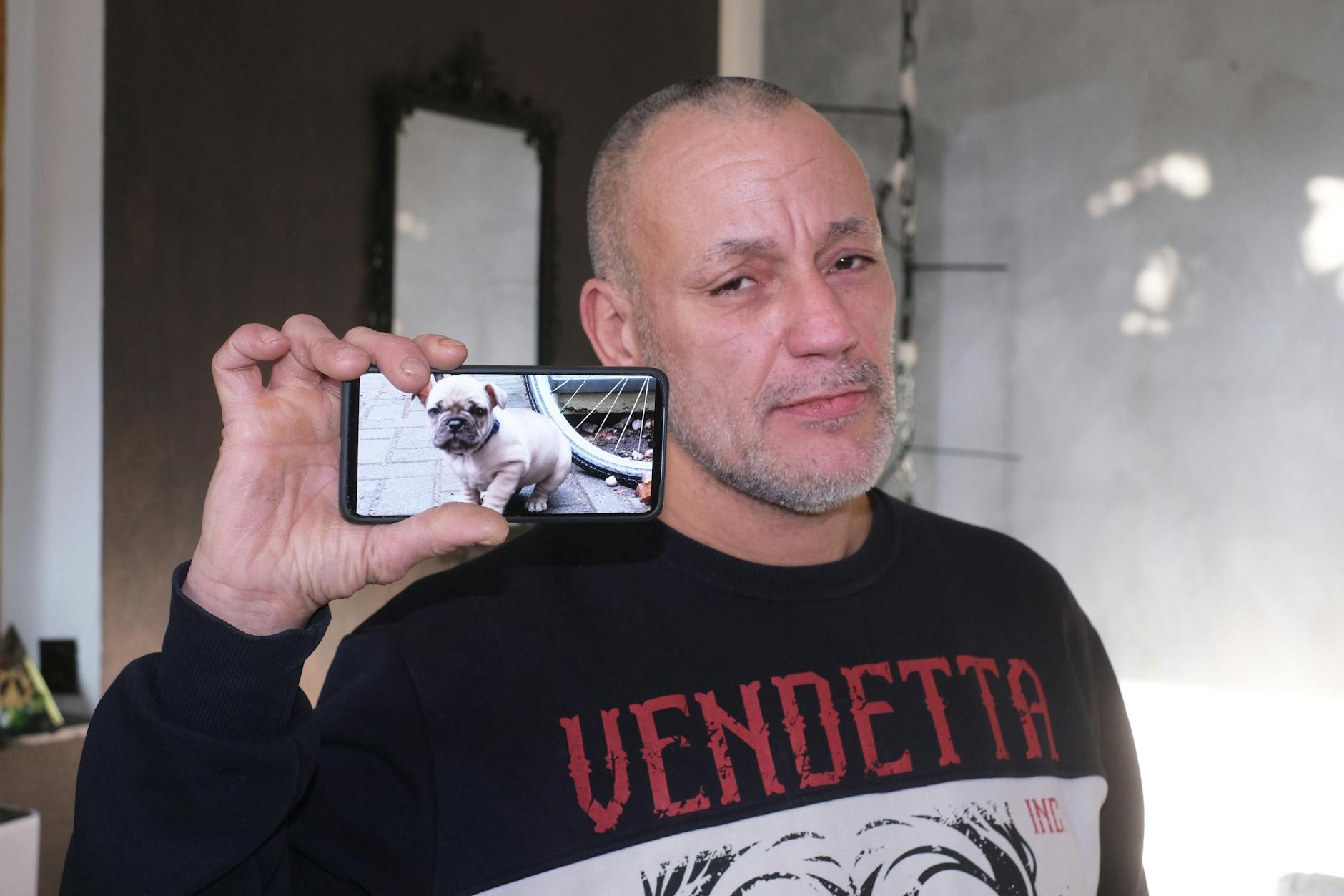 Michael K. hat auf seinem Handy ein Foto von Mutterhündin Shira.