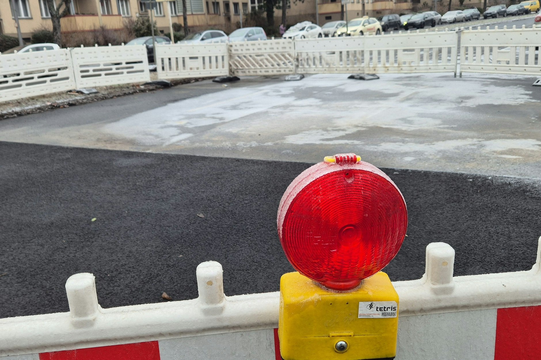 Die Straße ist repariert worden, das Loch nach dem Wasserrohrbruch ist weg. Wieso wurde der Munsterdamm immer noch nicht freigegeben?