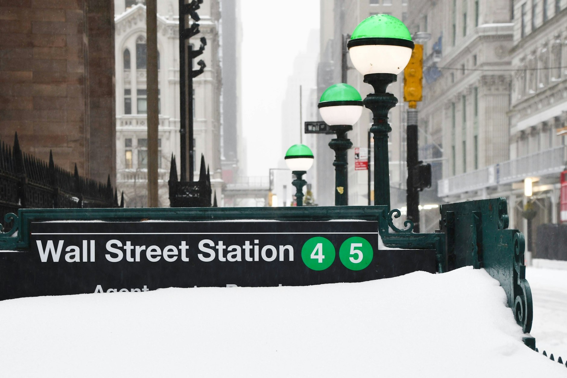 Wer in der Wall Street Station in New York einsteigen wollte, musste erst mal warten bis Mitarbeiter den Schnee von den Eingangstreppen weggeschaufelt hatten.