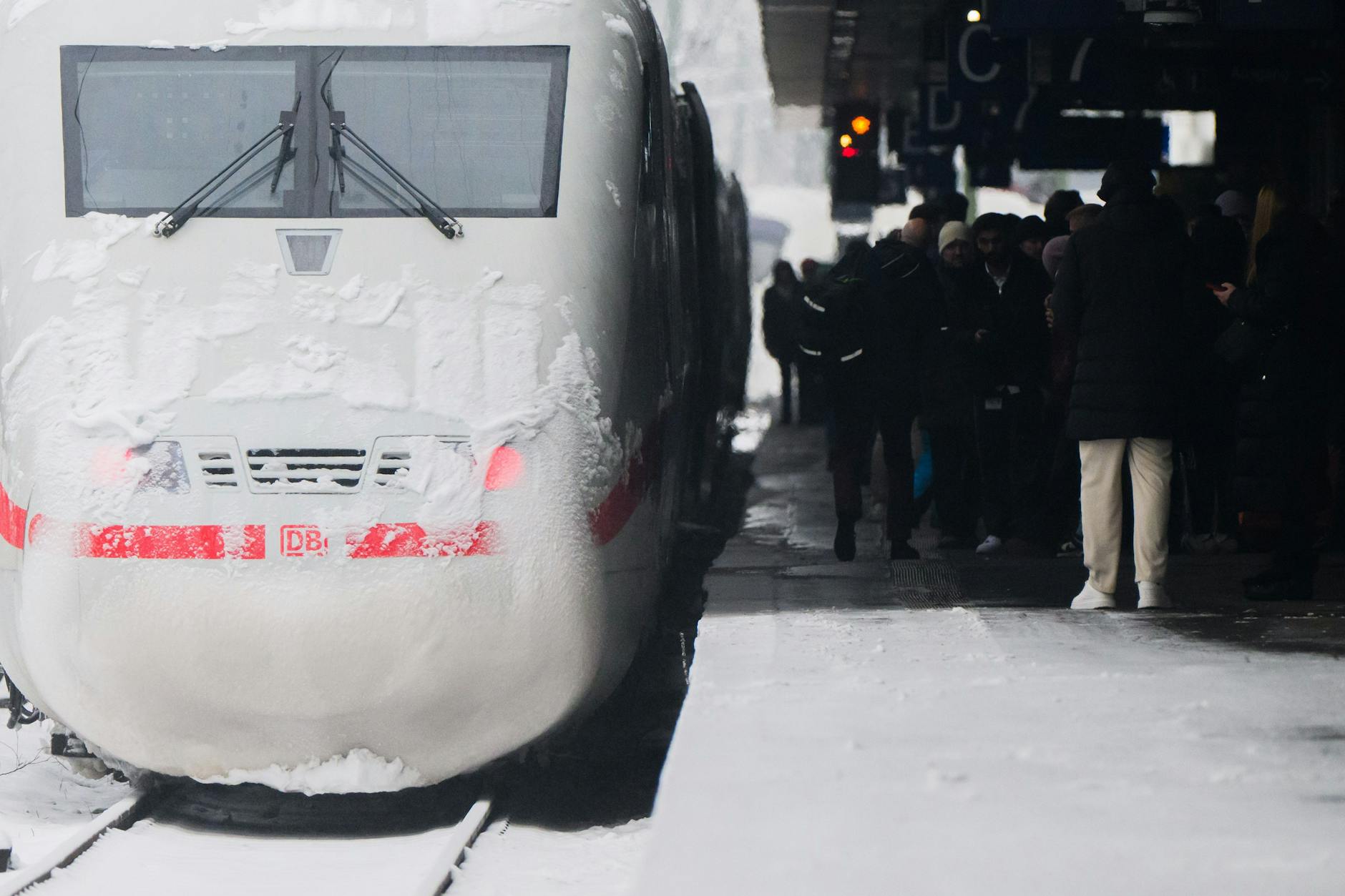 Die Deutsche Bahn nimmt den Fernverkehr wieder auf.