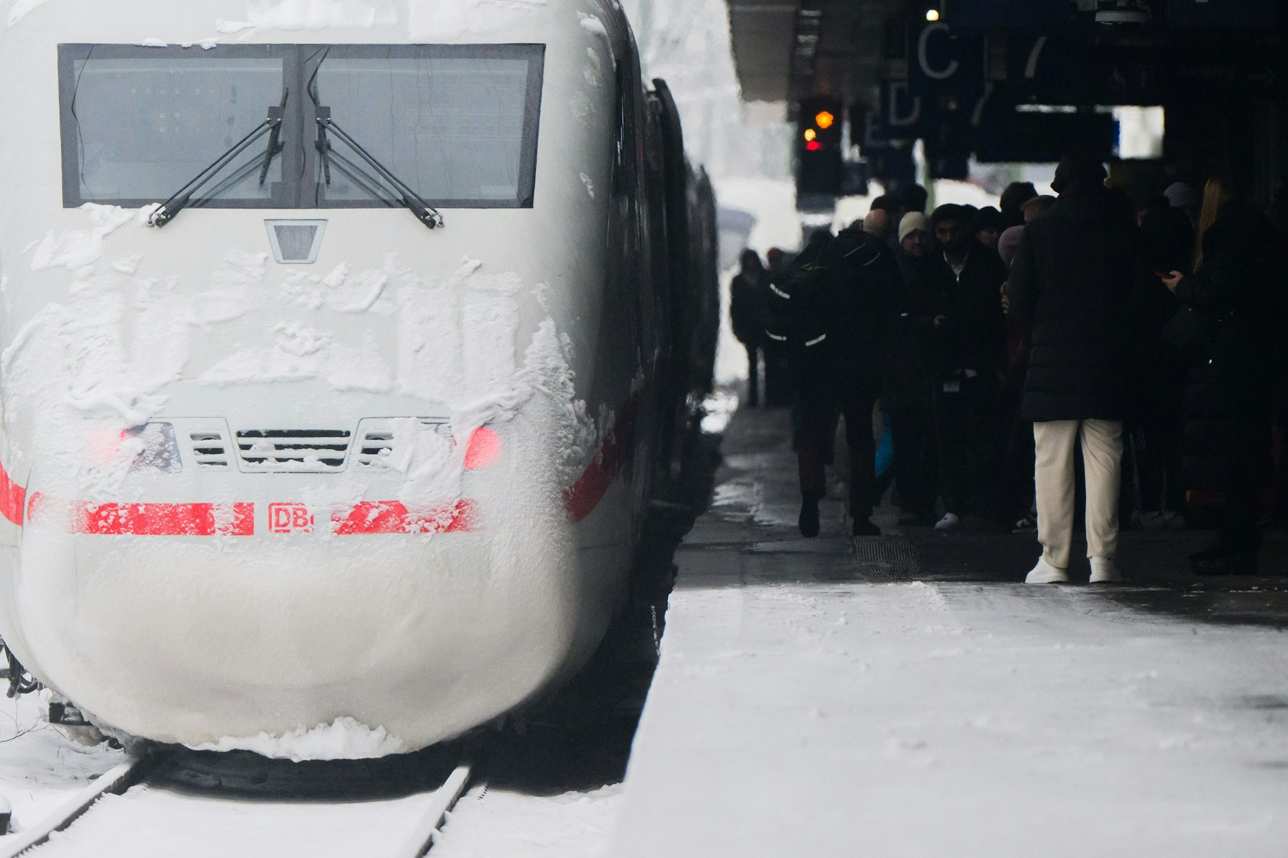 Die Deutsche Bahn nimmt den Fernverkehr wieder auf.