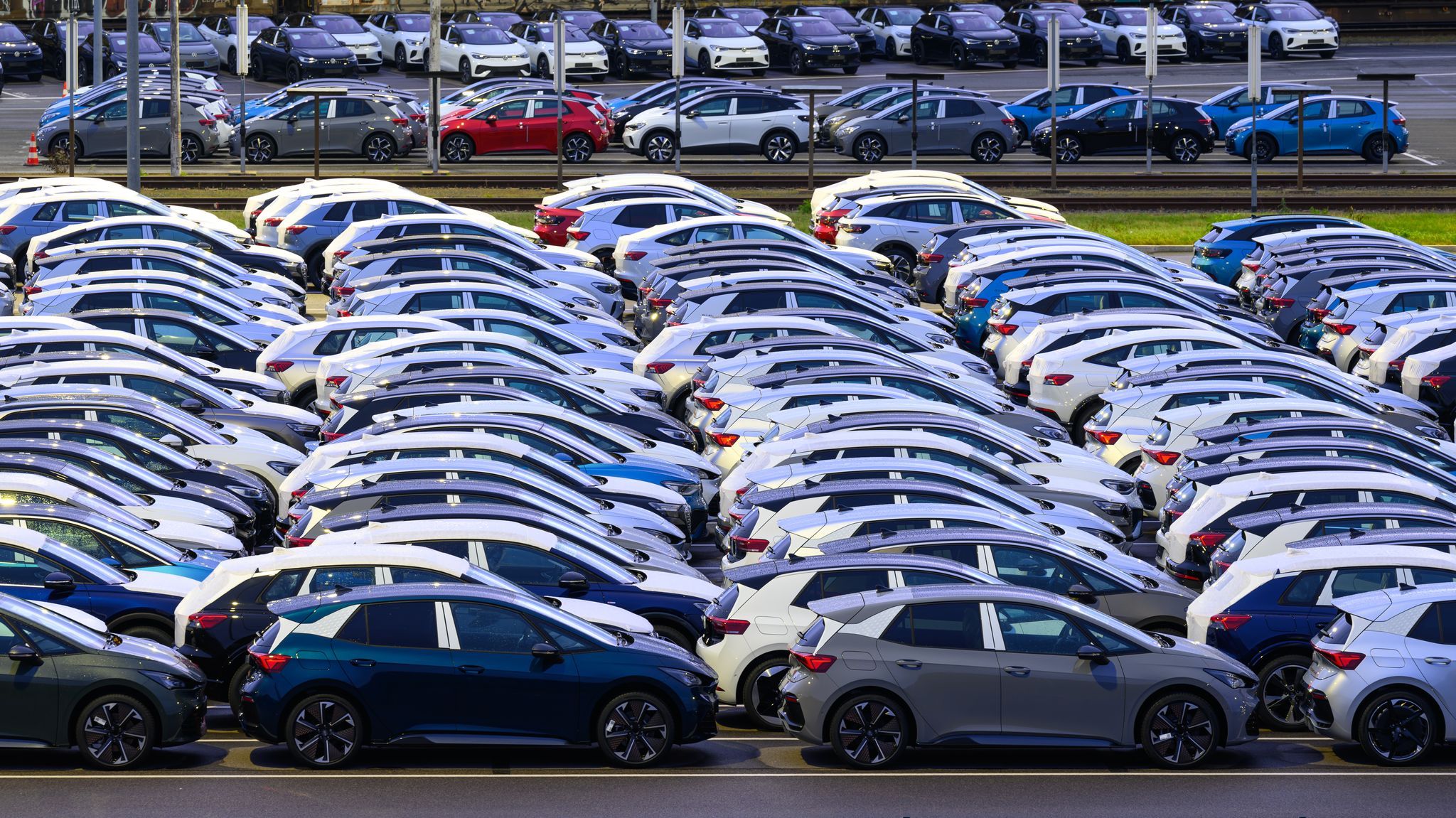 Image - EU-Automarkt 2025: Mehrheit der Neuzulassungen sind Hybride und E-Autos