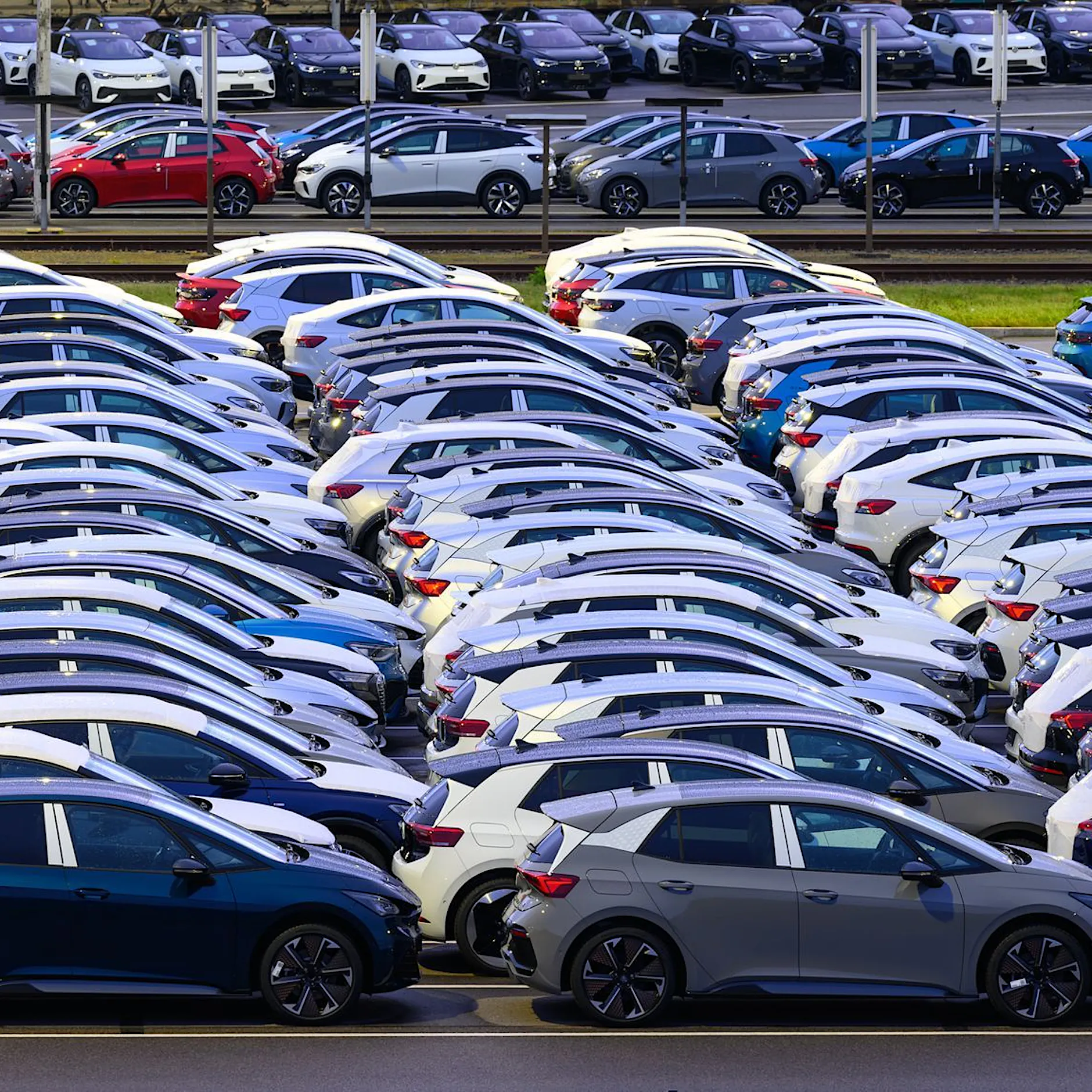 EU-Automarkt 2025: Mehrheit der Neuzulassungen sind Hybride und E-Autos