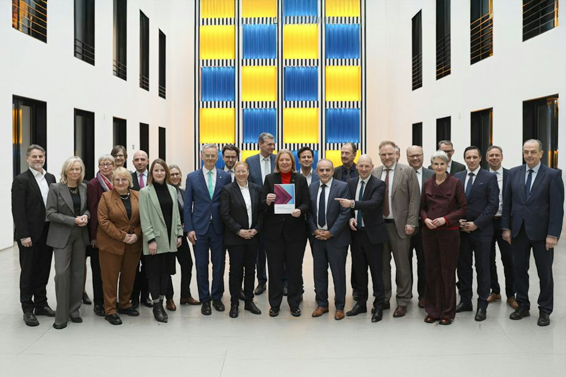 Sozialministerin Bärbel Bas erhält von den Mitgliedern der Sozialstaatskommission die Reform-Empfehlungen.