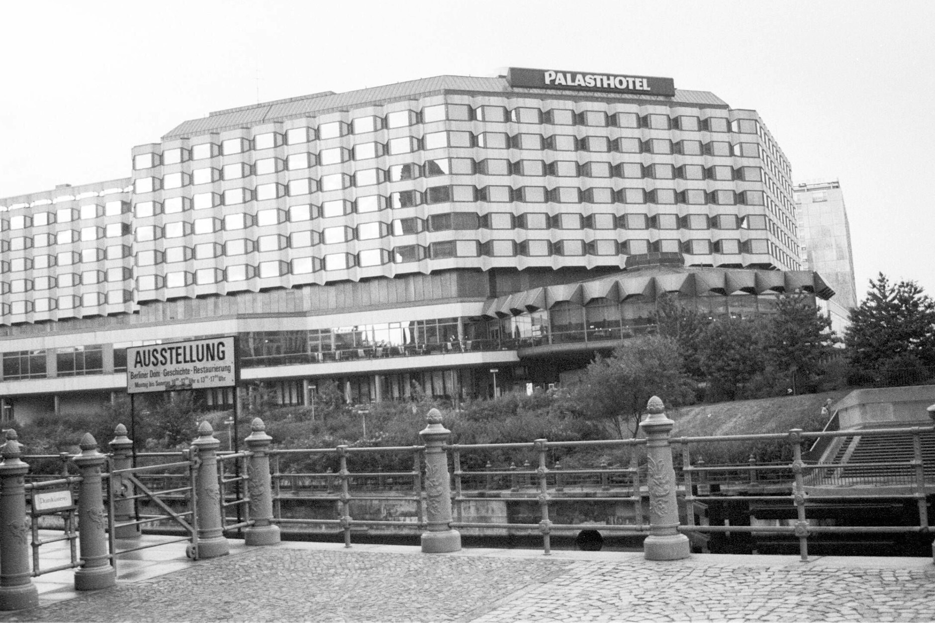 Im Berliner Palasthotel konnten insgesamt 1000 Menschen gleichzeitig übernachten.