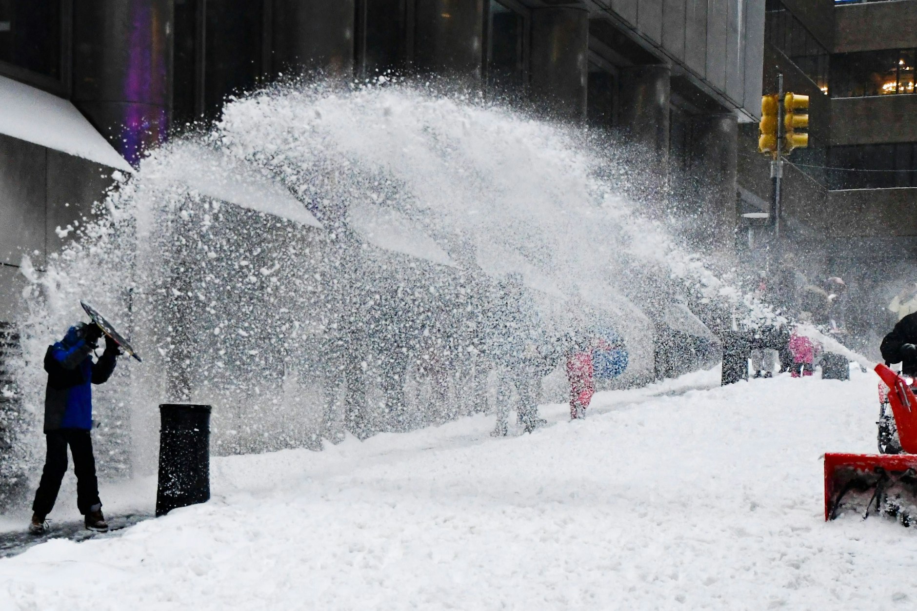 Eine Schneefräse schaufelt in New York die Wege frei.