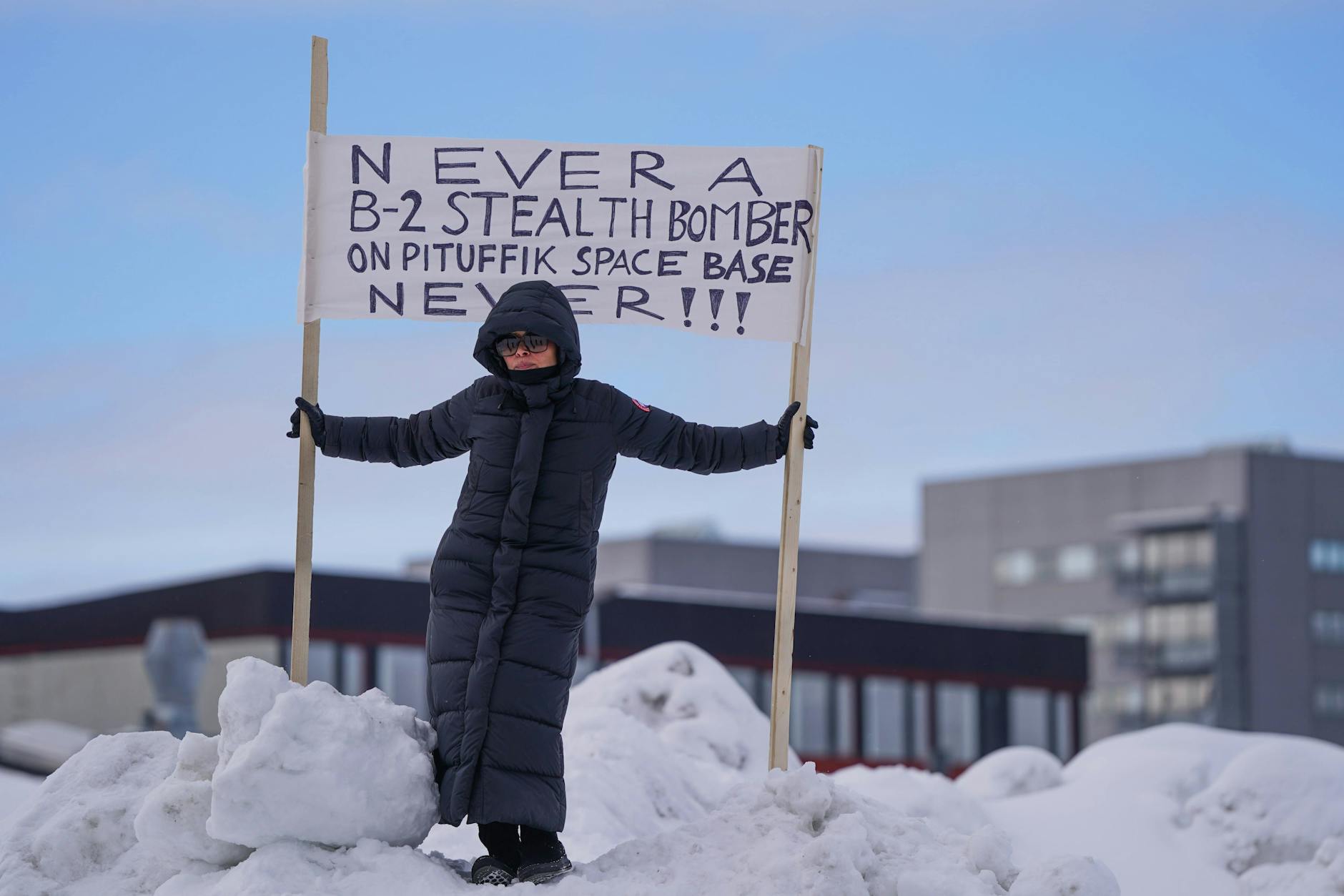 In Nuuk, der Hauptstadt Grönlands, protestiert eine Frau gegen die Stationierung von US-amerikanischen B-2-Bombern auf der Pituffik Space Base.