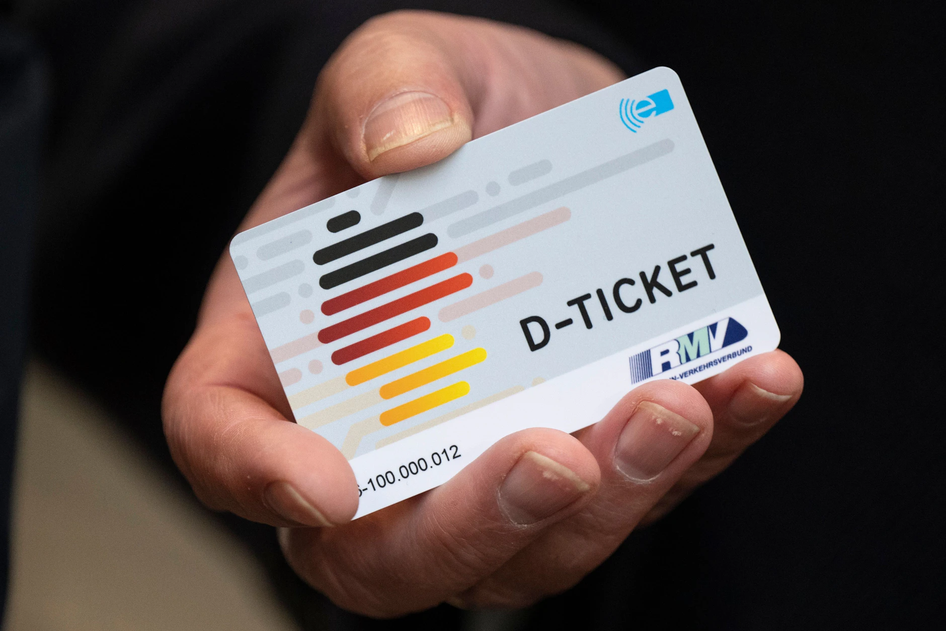 Trotz der Preiserhöhung halten die Kunden am Deutschlandticket fest.