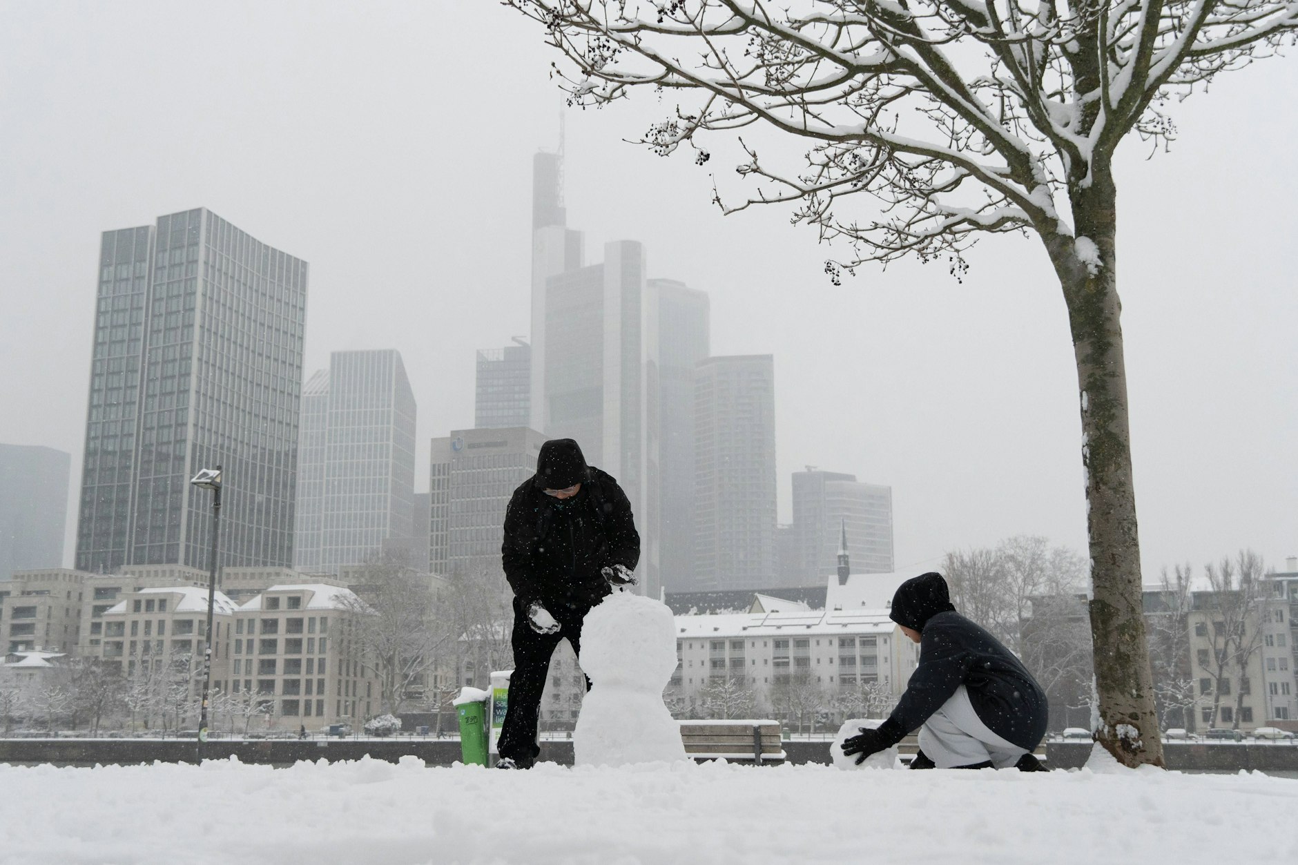 In ganz Deutschland bleiben die Temperaturen unter dem Gefrierpunkt. Perfekt zum Schneemannbauen, so wie hier in Frankfurt.