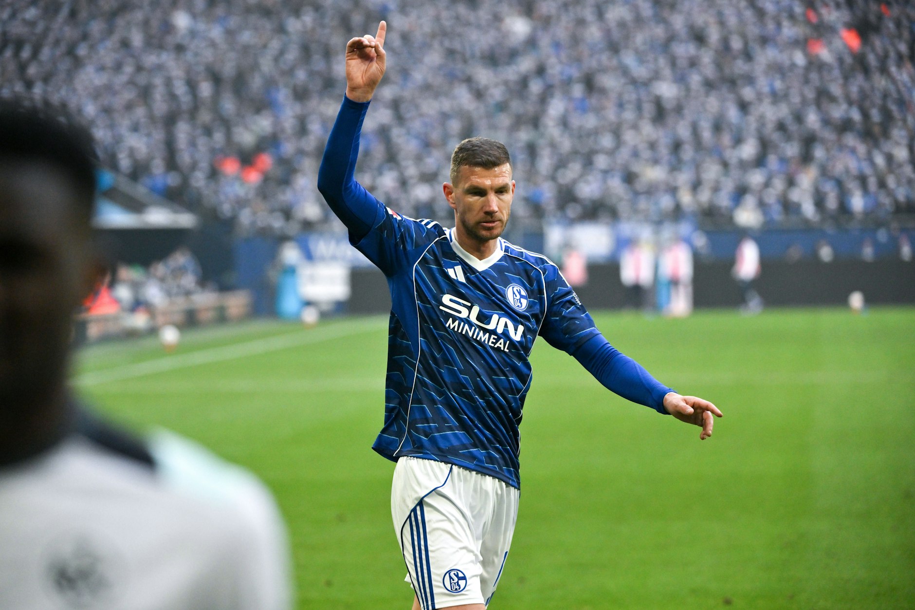 Edin Dzeko haucht dem FC Schalke 04 sofort neues Leben ein.