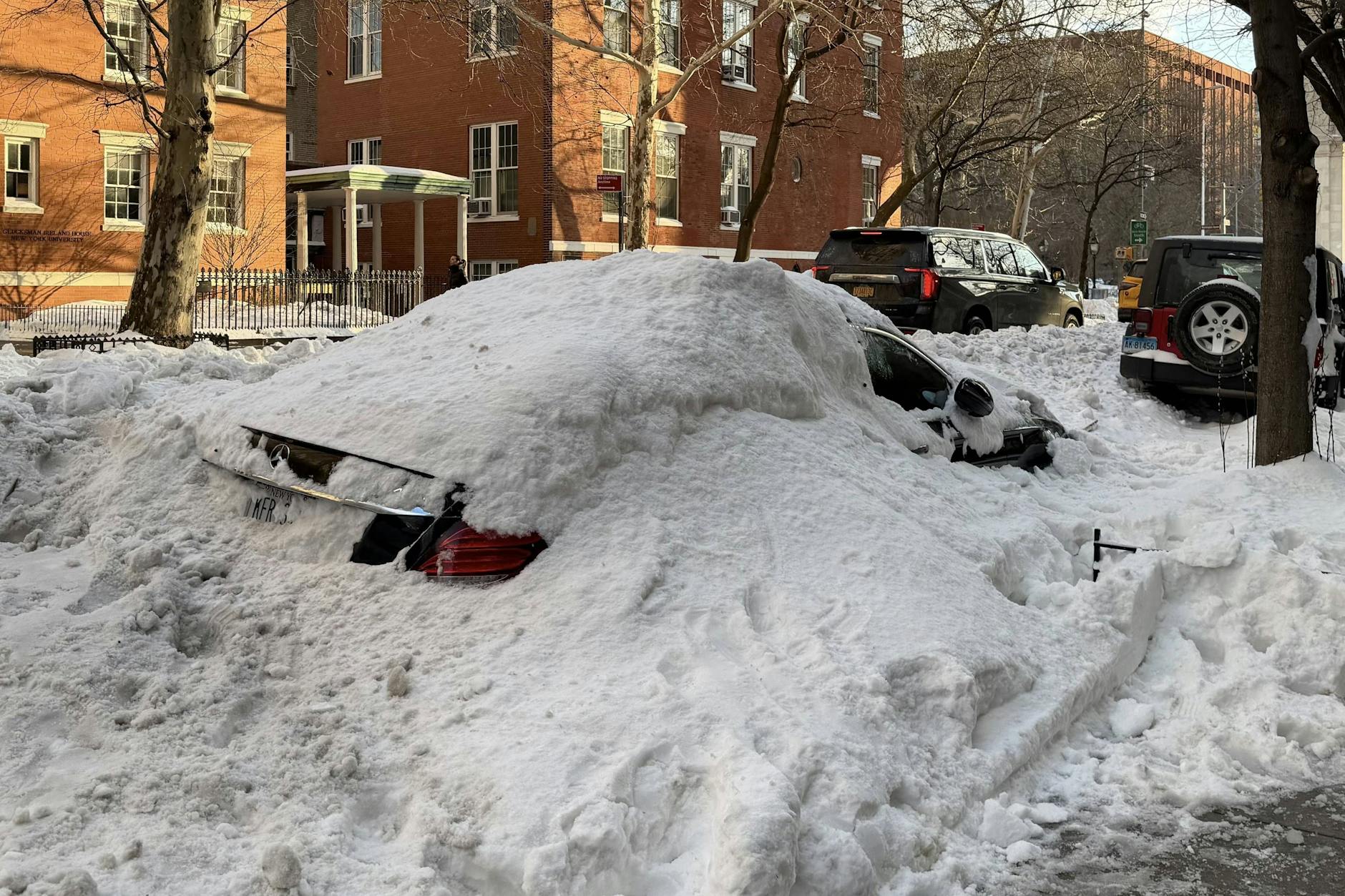 Der Wintersturm versteckt Autos unter einer Schneedecke.