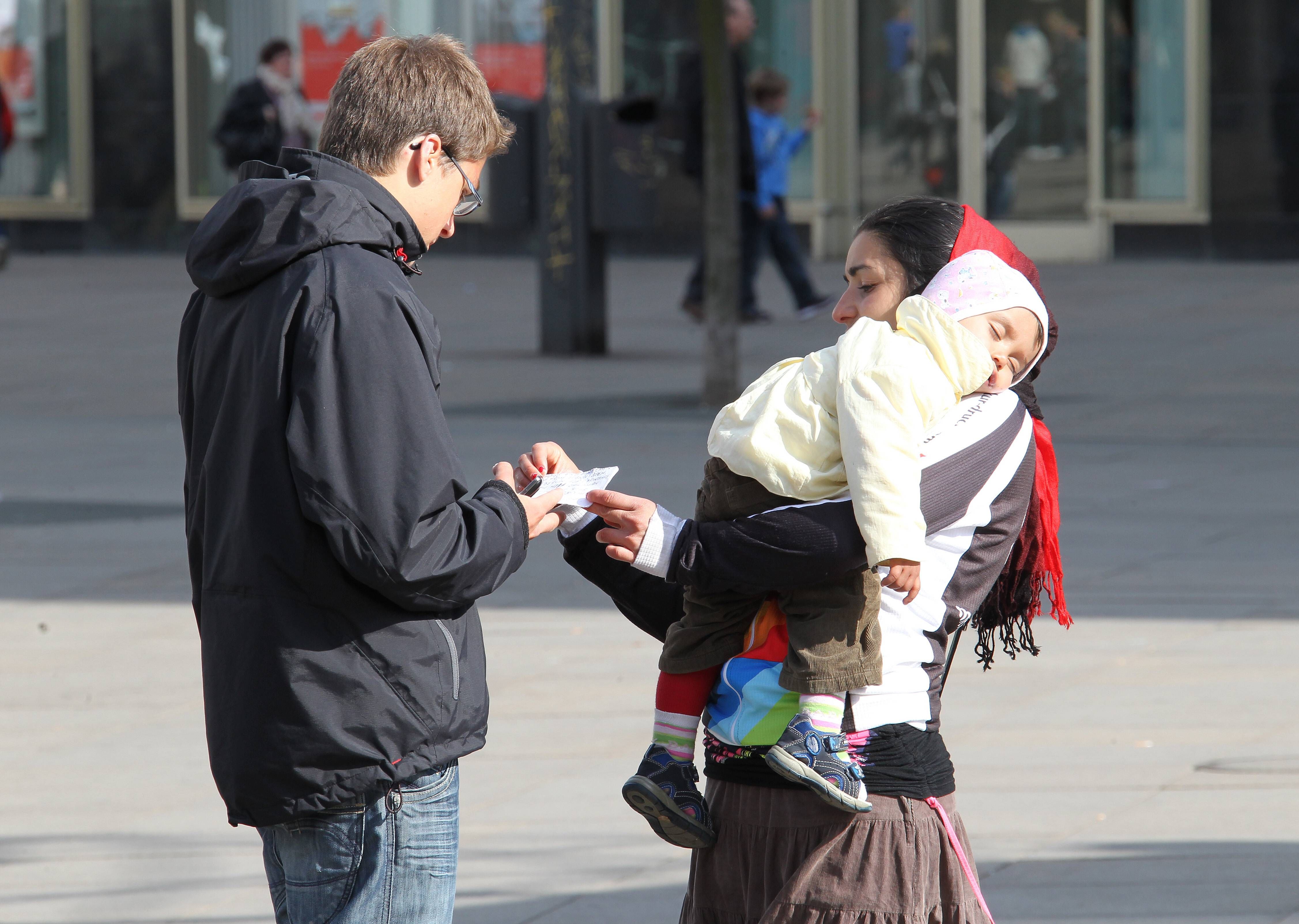 Bundesregierung muss sich zu Umgang mit Bettlern an Bahnhöfen äußern