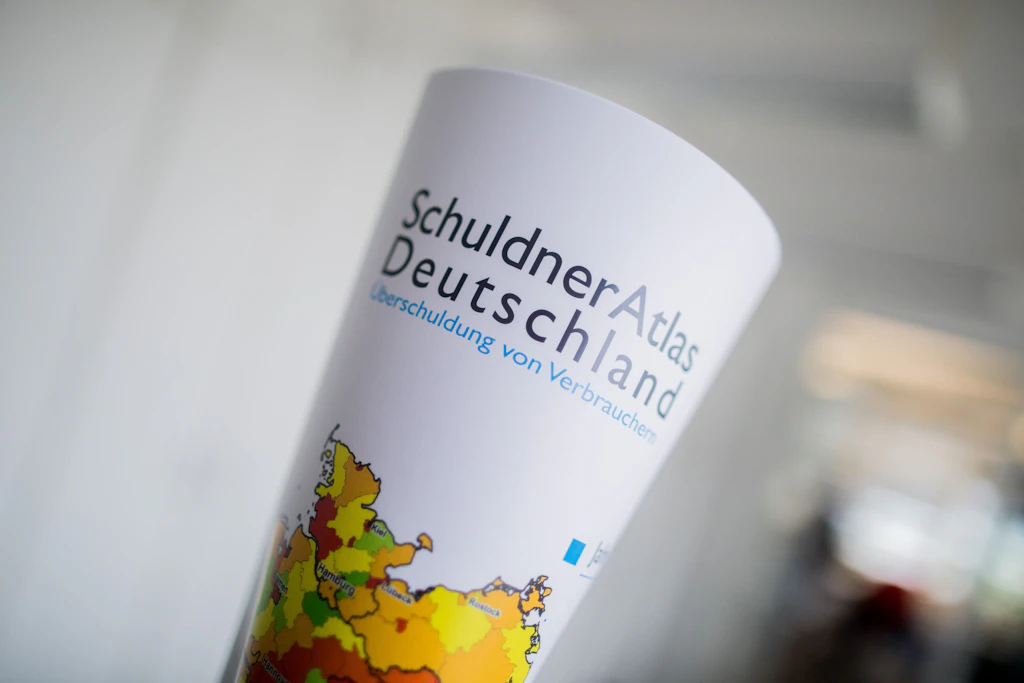 SchuldnerAtlas 2025: Überschuldung nimmt in Deutschland wieder rasant zu