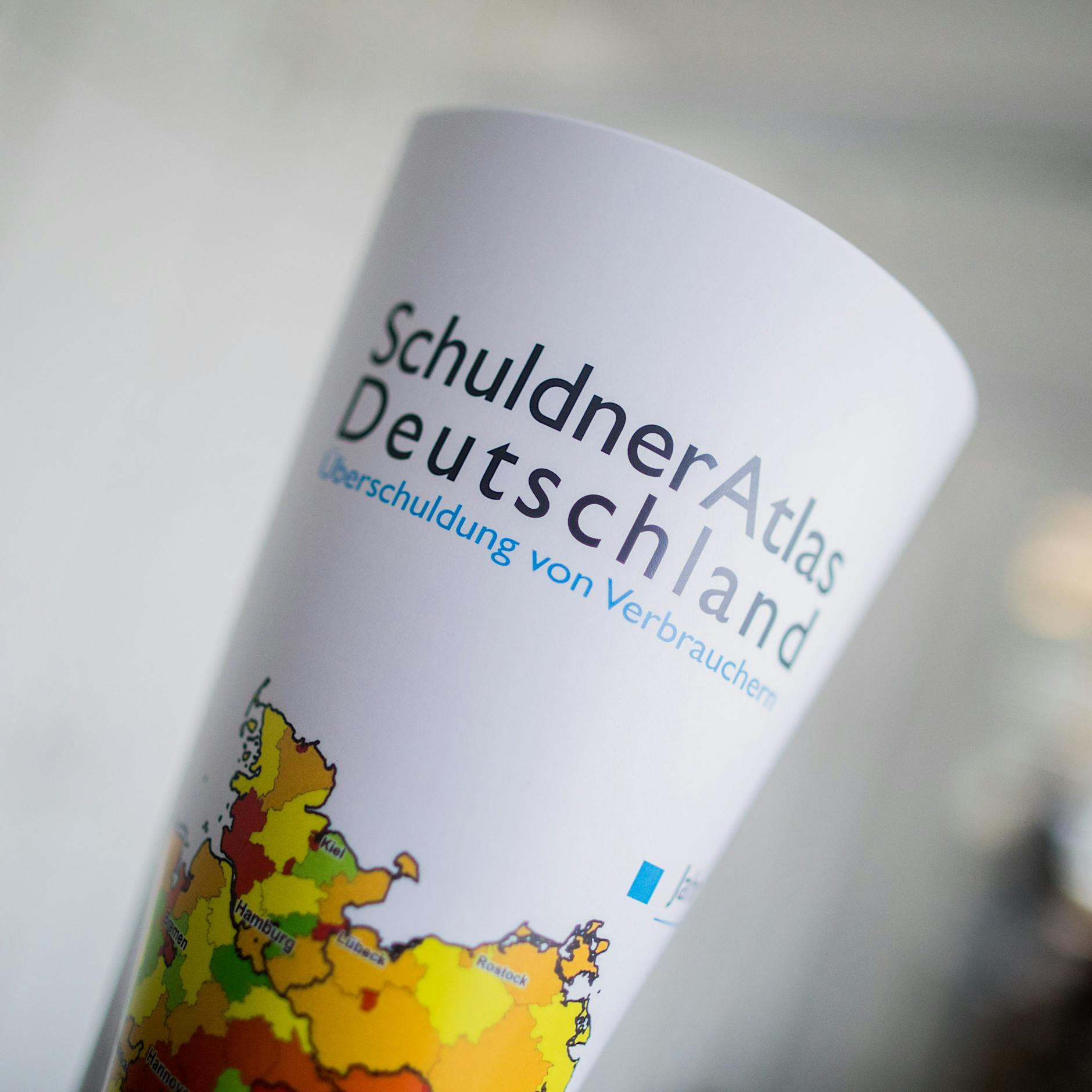 SchuldnerAtlas 2025: Überschuldung nimmt in Deutschland wieder rasant zu