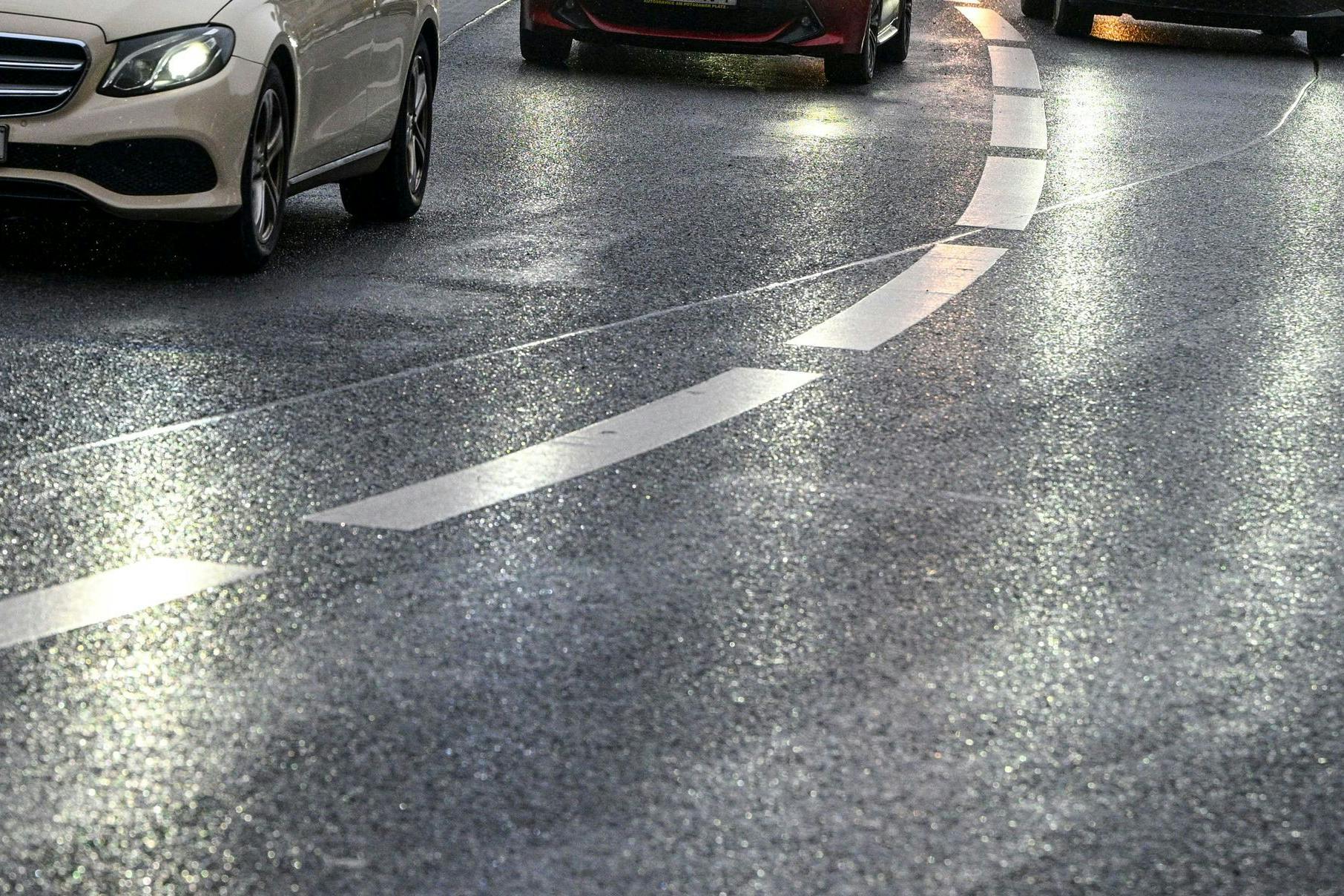 Spiegelglatte Straßen sorgten schon für Probleme im Berliner Verkehr. Und der Winter ist noch lange nicht vorbei! Es soll in den kommenden Tagen schon wieder Schnee geben.