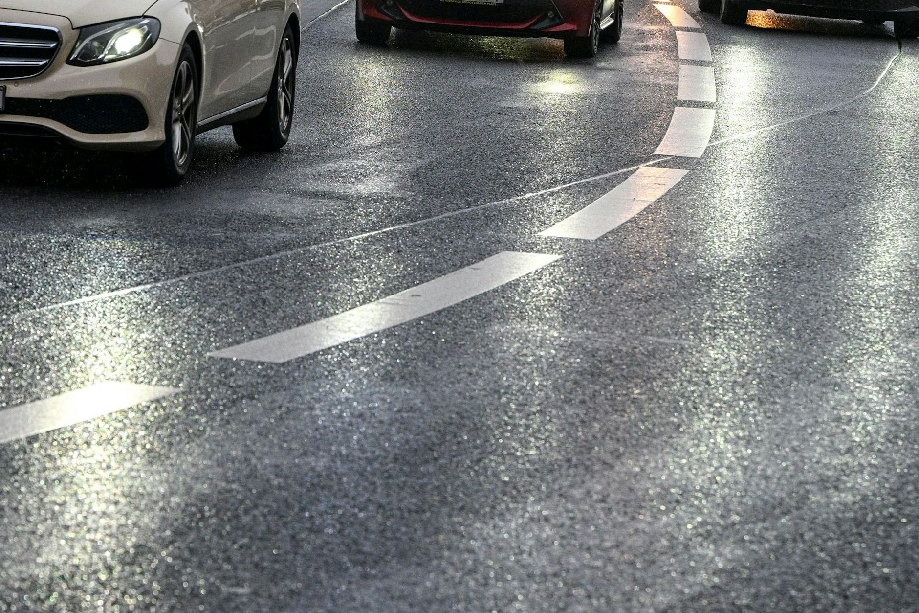 Spiegelglatte Straßen sorgten schon für Probleme im Berliner Verkehr. Und der Winter ist noch lange nicht vorbei! Es soll in den kommenden Tagen schon wieder Schnee geben.