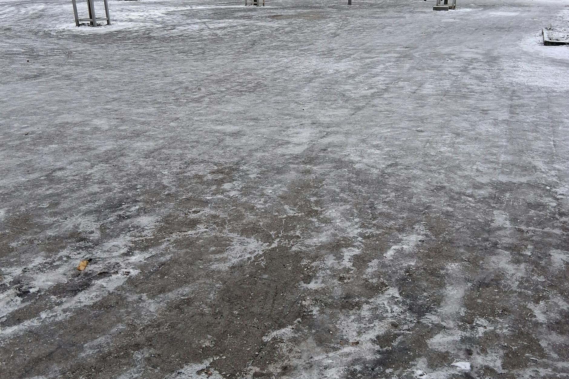 Der Anton-Saefkow-Platz in Lichtenberg. Auch drei Tage nach dem Wintereinbruch ist er noch immer nicht geräumt.