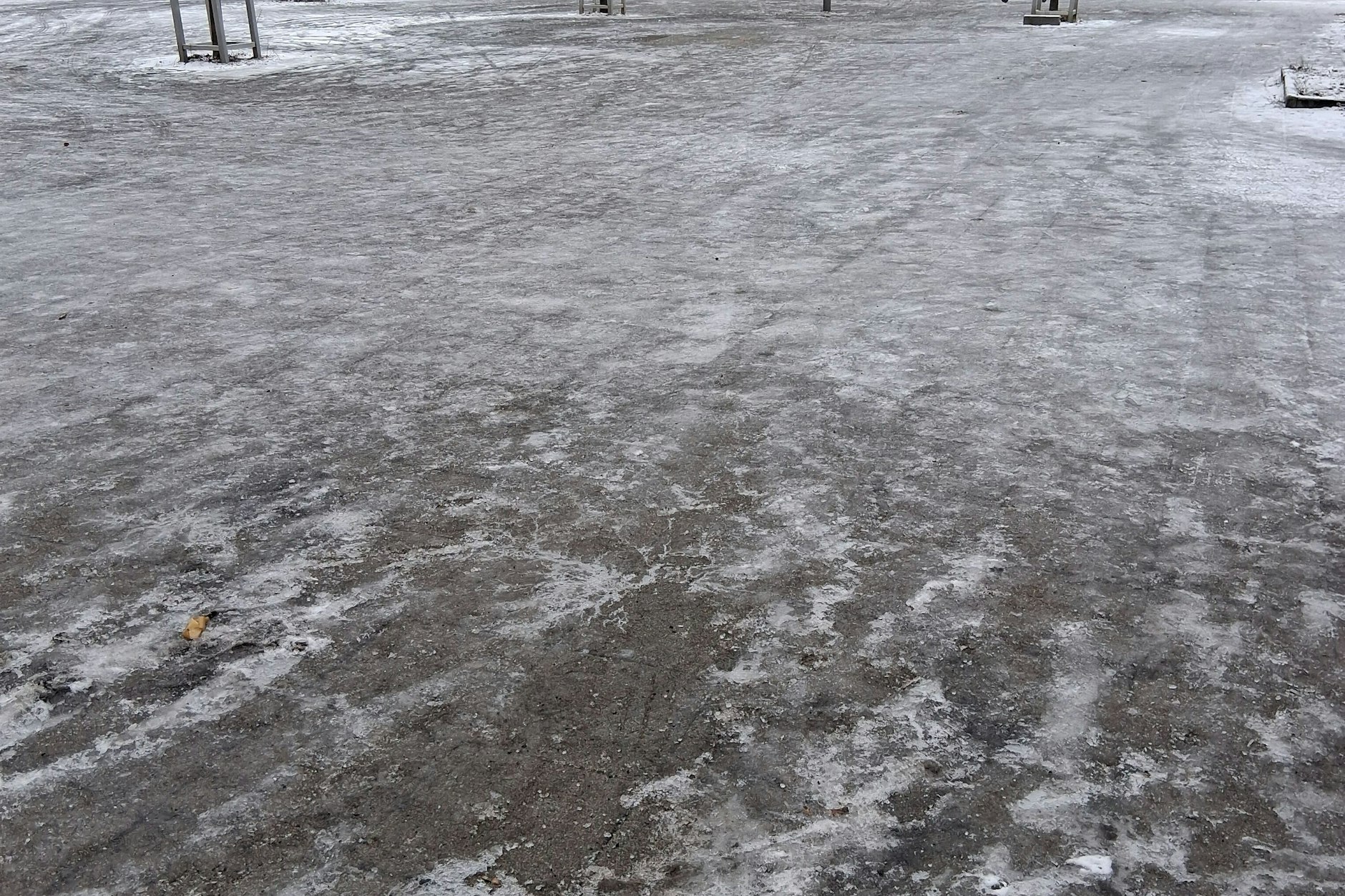 Der Anton-Saefkow-Platz in Lichtenberg. Auch drei Tage nach dem Wintereinbruch ist er noch immer nicht geräumt.
