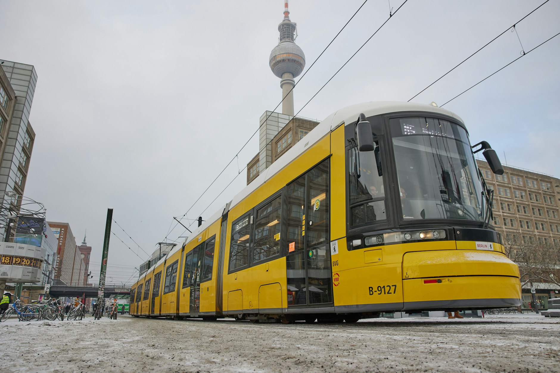 Eine Straßenbahn der Linie M5 am Alex: Zuerst ließ die BVG die Innenstadtlinien enteisen.