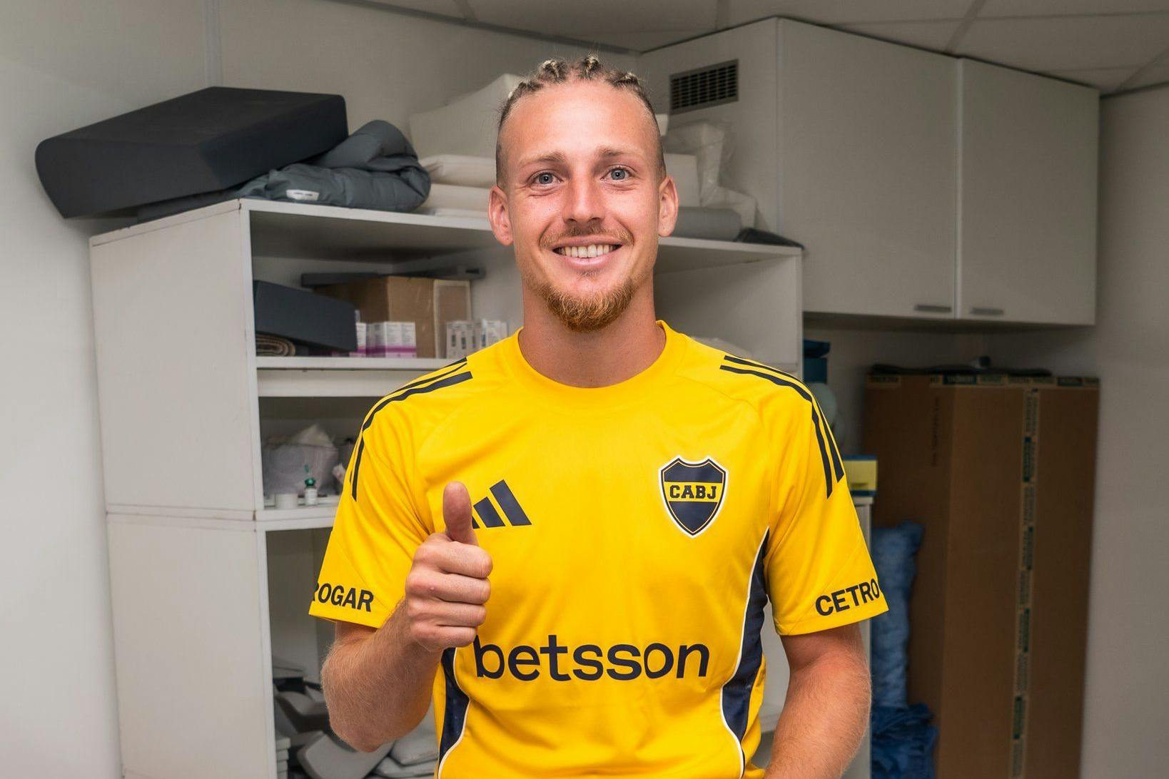 Daumen hoch! Ex-Herthaner Santiago Ascacibar freut sich riesig, dass er endlich für seinen Lieblingsklub Boca Juniors spielt.