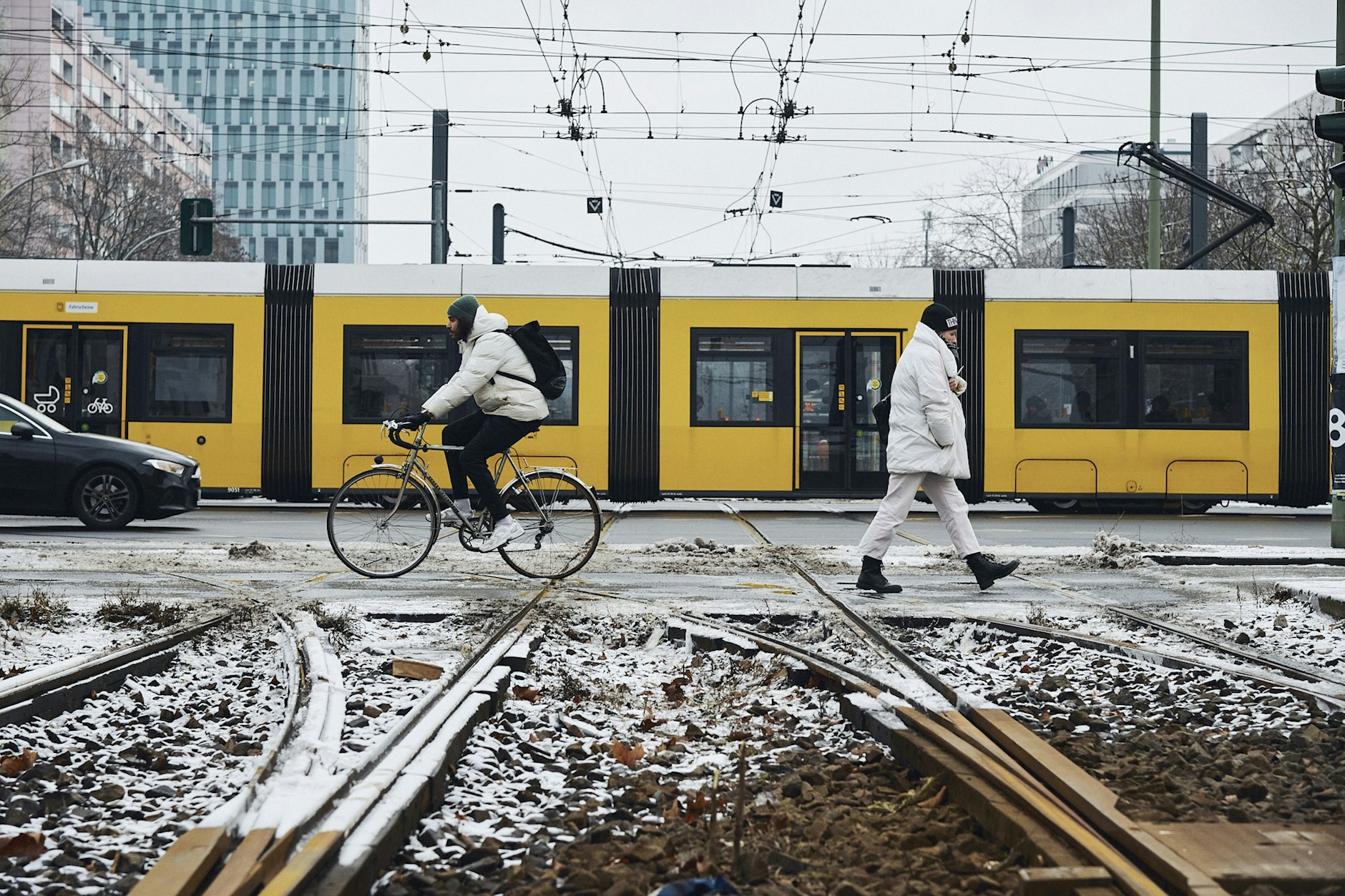 Vielerorts fahren wieder Straßenbahnen – wie hier in Mitte. Anderswo liegen die Gleise auch drei Tage nach dem Eisregen weiterhin brach.