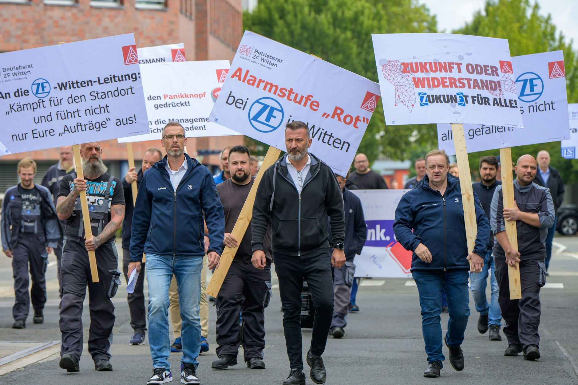ZF will bis 2028 bis zu 14.000 Stellen in Deutschland streichen – und baut gleichzeitig neue Werke in Ungarn und Serbien.