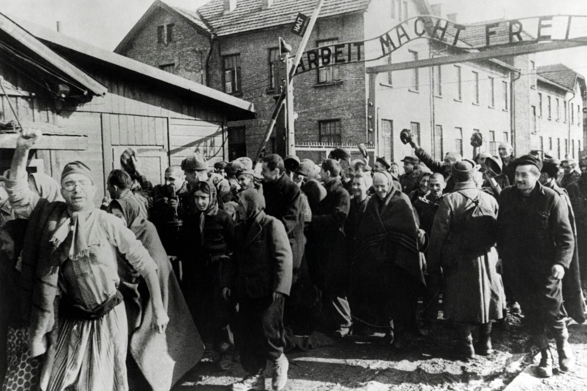 Überlebende von Auschwitz verlassen das Konzentrationslager im Februar 1945.