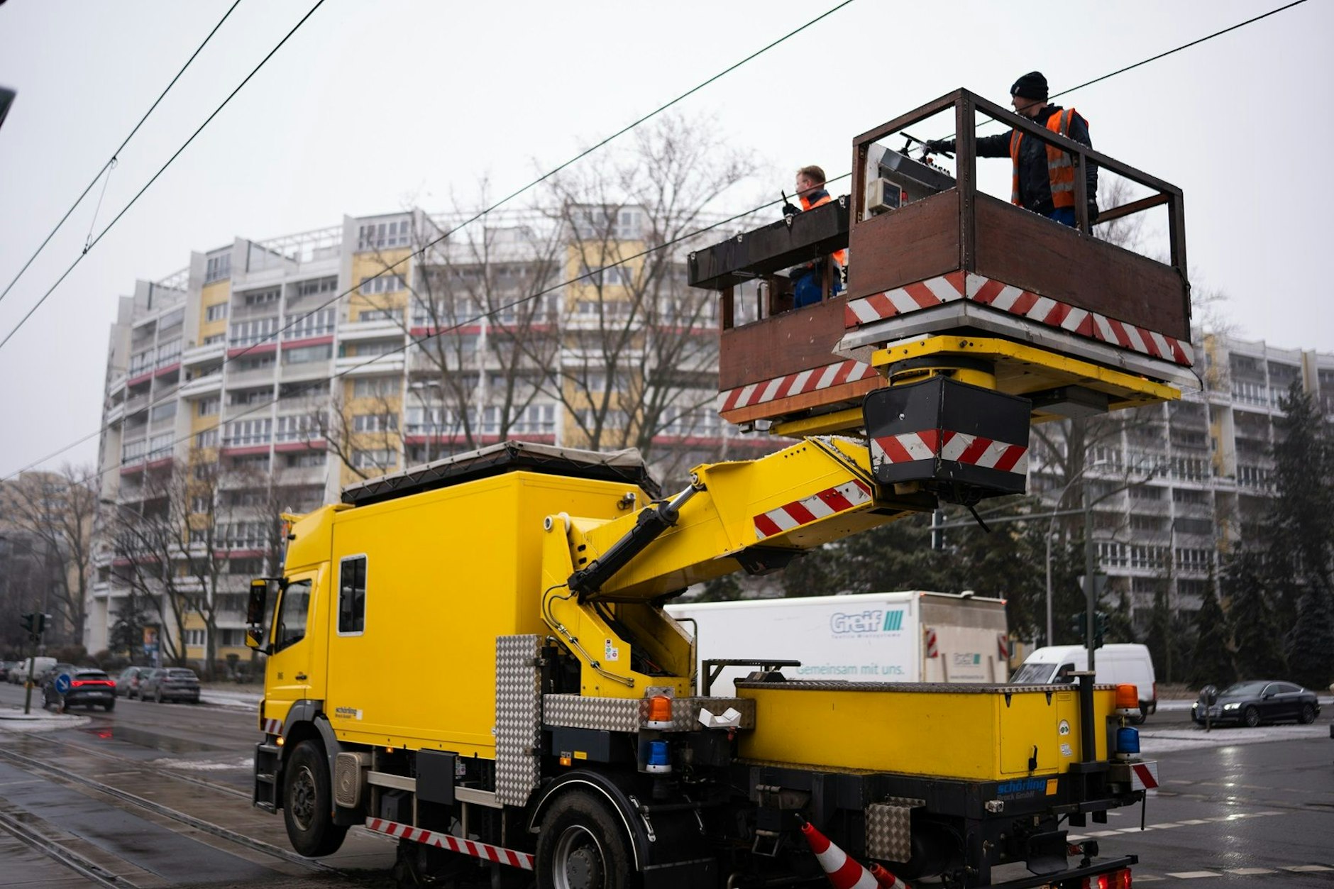 Ein Turmwagen im Einsatz: Im Schneckentempo geht das Enteisen der Tram-Oberleitungen voran.