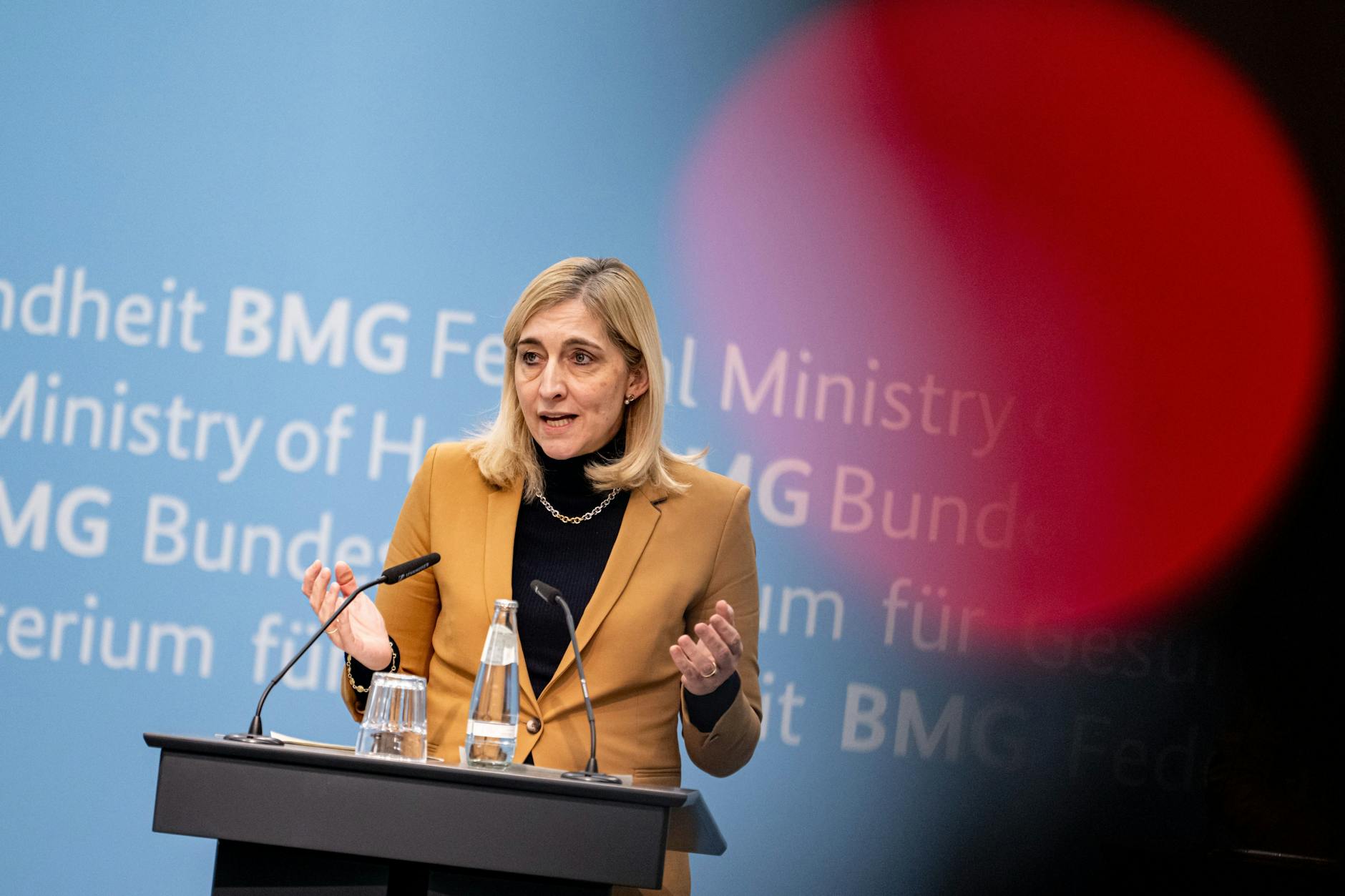 Bundesgesundheitsministerin Nina Warken (CDU) will mit Reformen die Ausgaben der GKV senken.