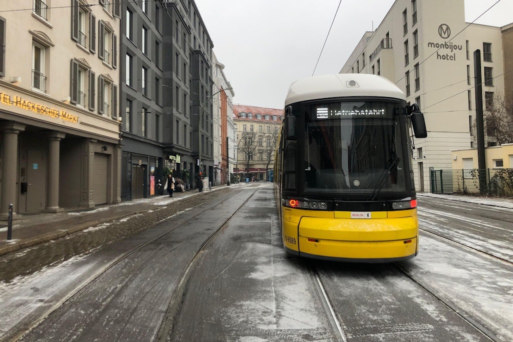 Straßenbahnen in Berlin fahren nach Wintereinbruch weiter eingeschränkt: Infos für Fahrgäste