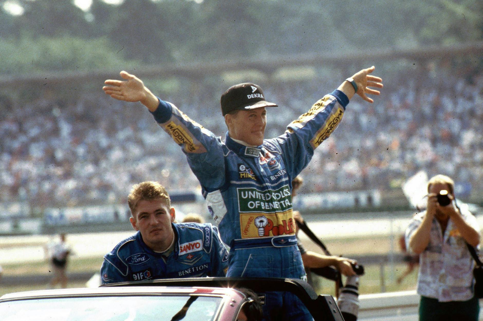 Michael Schumacher wird 1994 zum ersten Mal Weltmeister. Den Titel gewinnt er in einem Benetton. Nun wird die Zeit in der neuen Netflix-Doku „Schumacher ’94“ verfilmt.