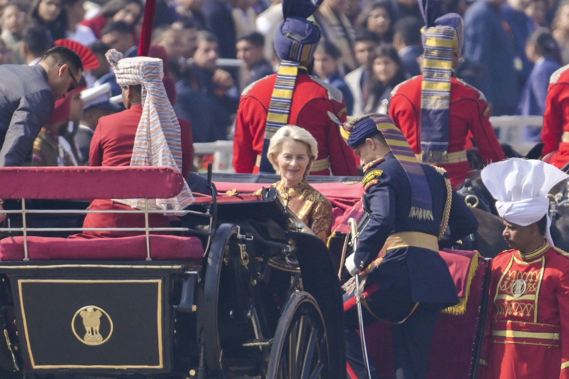 Erinnert ein bisschen an Queen Elizabeth: Bei ihrer Ankunft und zur Parade am Tag der Republik trug von der Leyen einen gold-roten Sherwani, eine Art langer Jacke, des Designers Rajesh Pratap Singh.