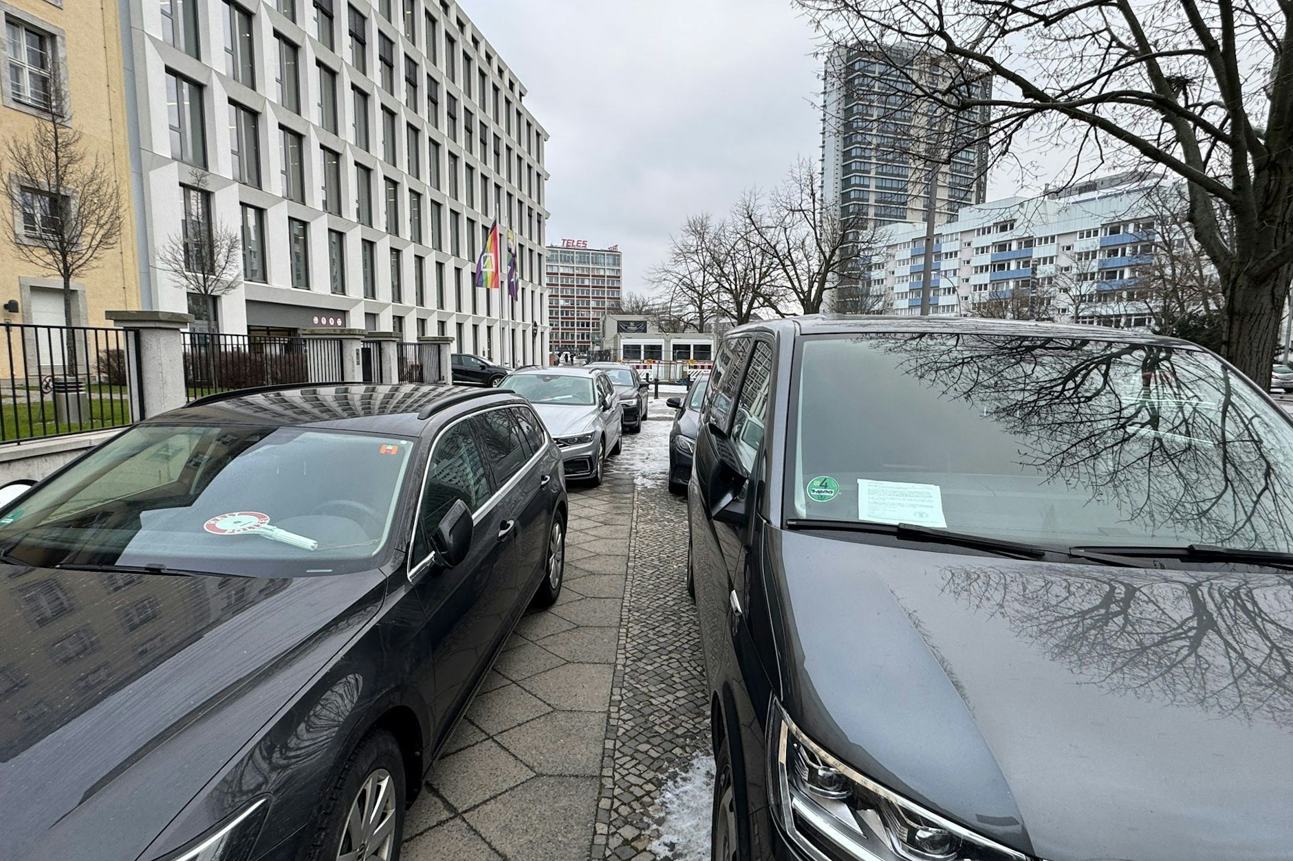 Wieder gibt es Geldwäsche-Vorwürfe gegen die Deutsche Bank. Betroffen von einer Razzia ist auch ein Standort in Berlin.