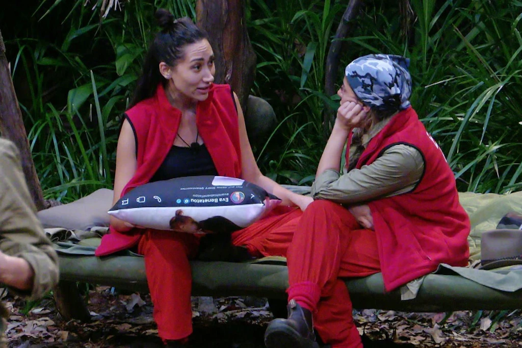 Samira Yavuz und Eva Benetatou streiten sich im Dschungelcamp.