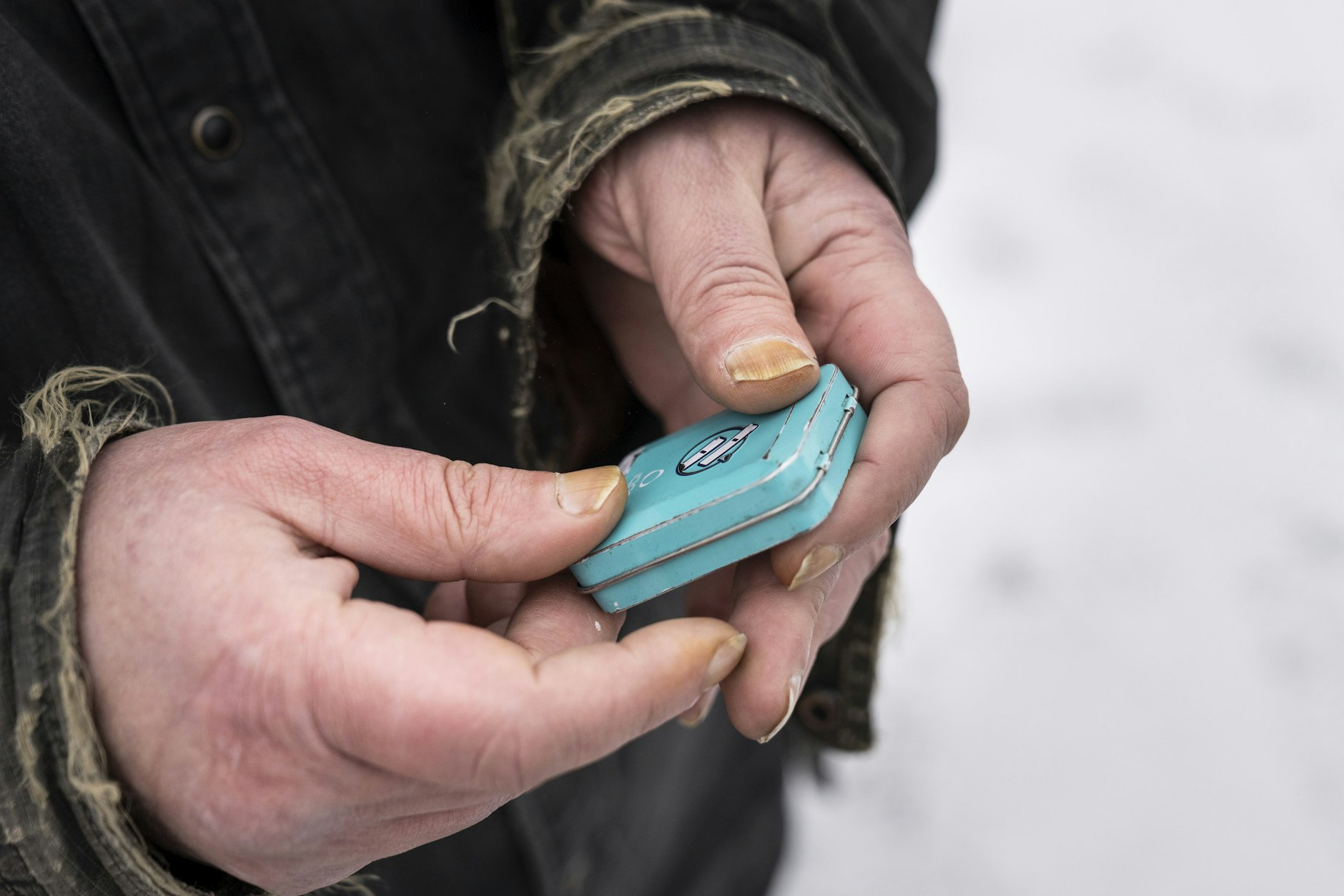 Dieter achtet genau darauf, seine Zigarettenkippen nicht auf die Straße zu werfen und sammelt sie in einer Box.