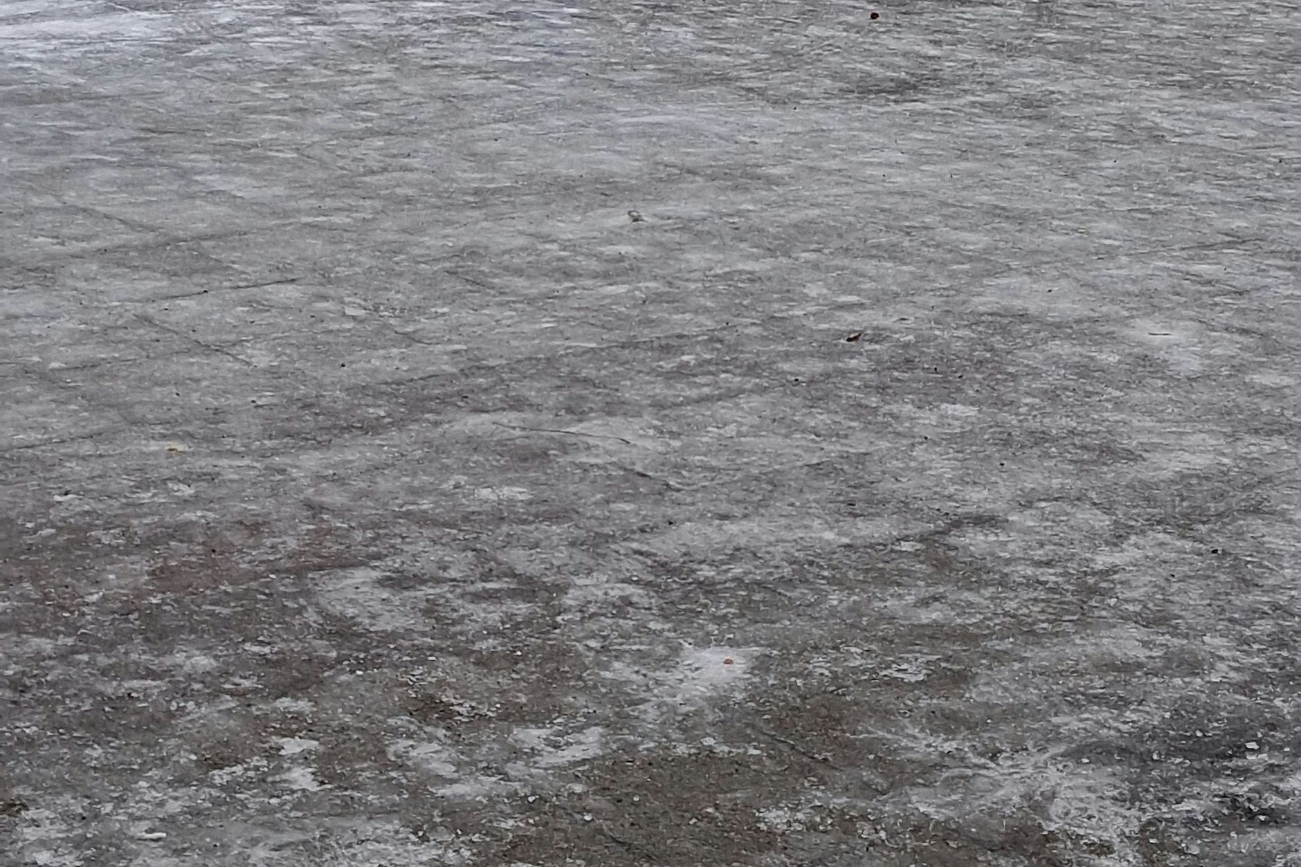 Der Anton-Saefkow-Platz in Lichtenberg ist noch immer vereist. Man braucht fast Schlittschuhe, um sich hier gefahrlos fortzubewegen.