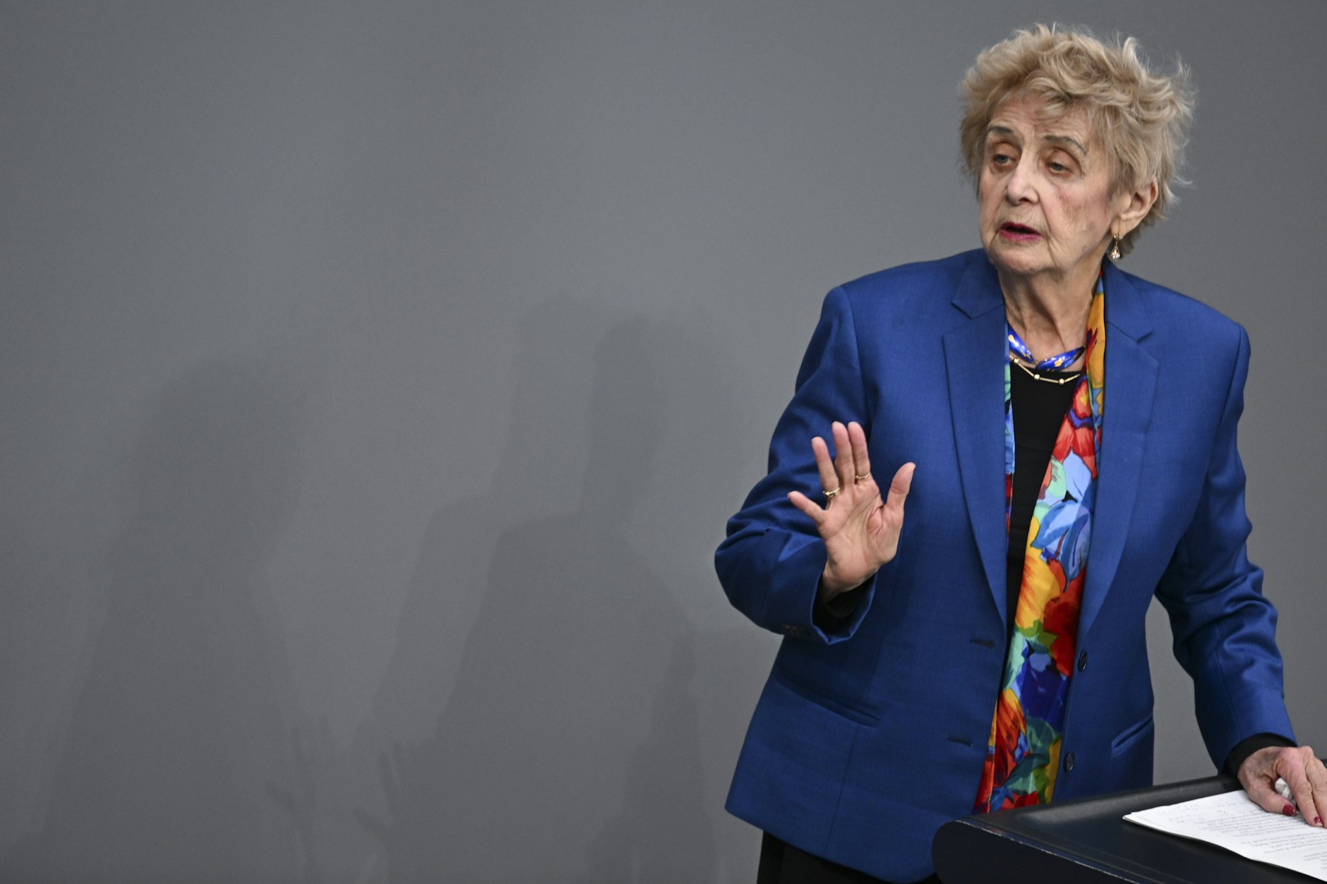 Die Holocaust-Überlebende Tova Friedman spricht anlässlich der Holocaust-Gedenkstunde im Bundestag.