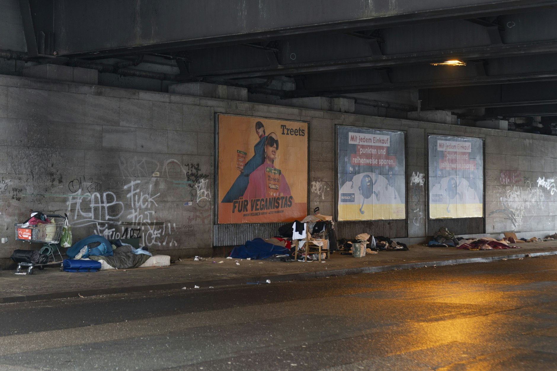 Unter einer Brücke suchen Obdachlose Schutz vor Regen und Kälte.