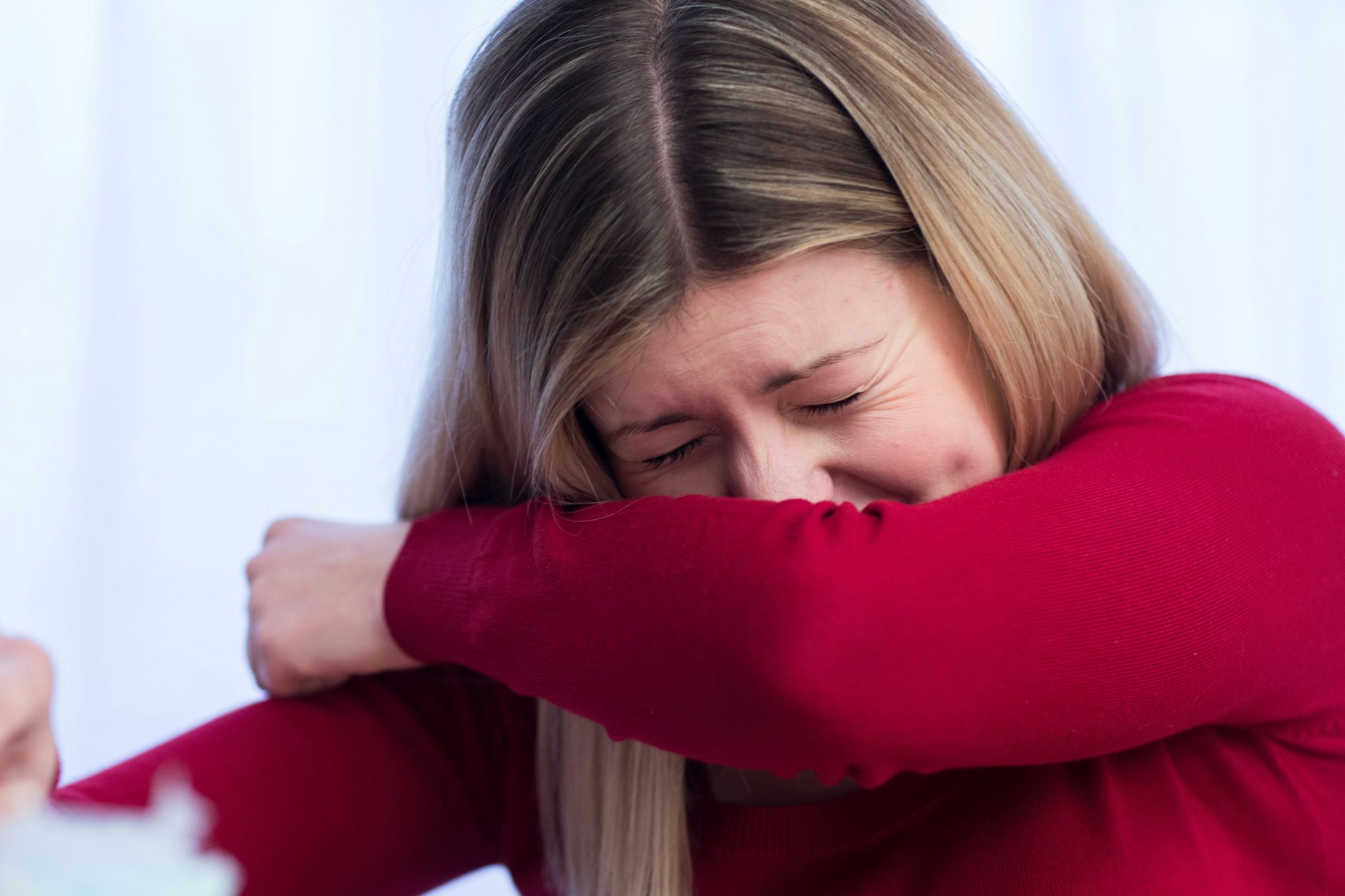 Korrekt, aber selten: Eine Frau niest in die Ellenbeuge.