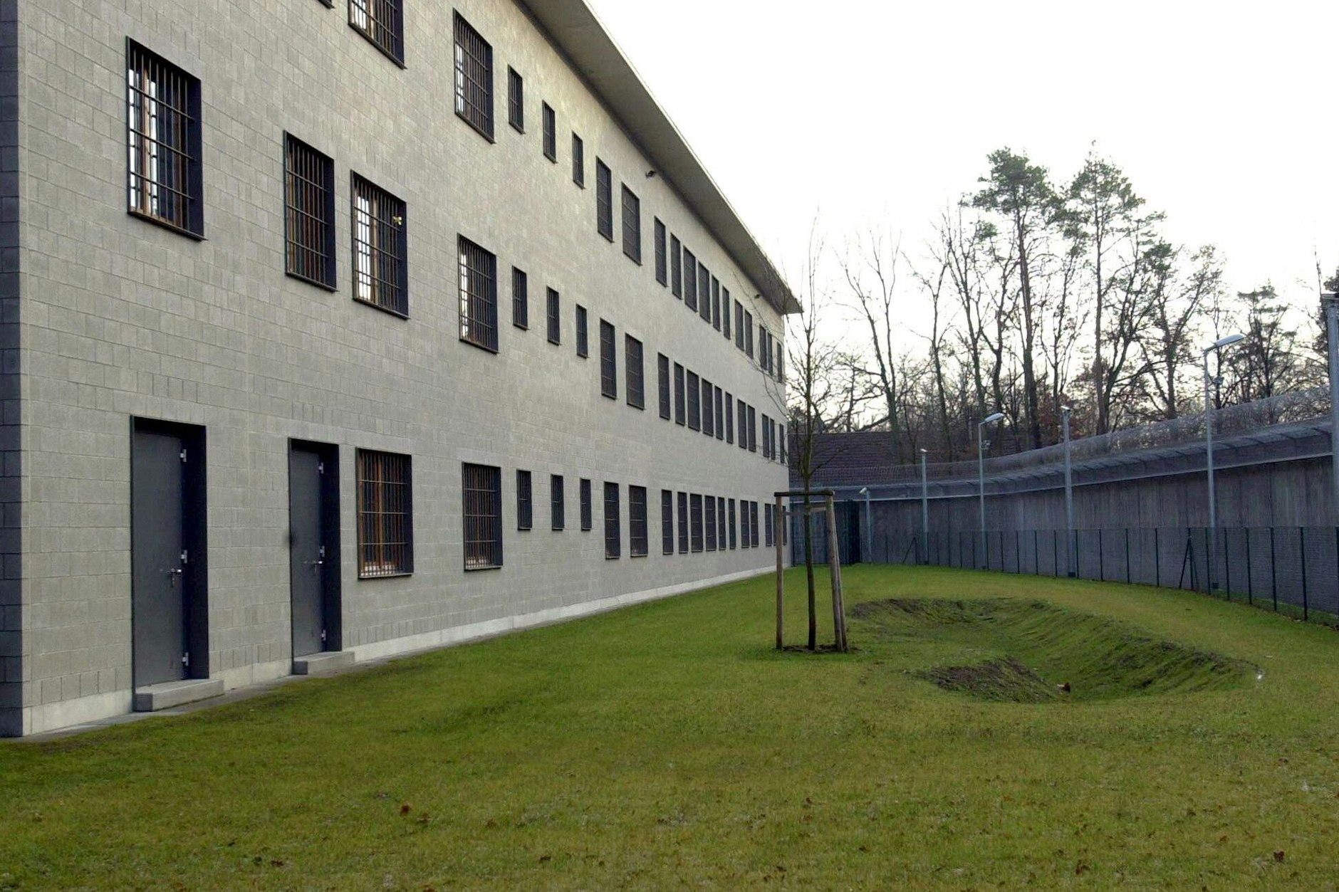 In der Landesklinik Brandenburg in Brandenburg/Havel war Schmökel viele Jahre untergebracht. Am 25. Oktober 2000 erhielt er Ausgang und entkam beim Besuch bei seiner Mutter.