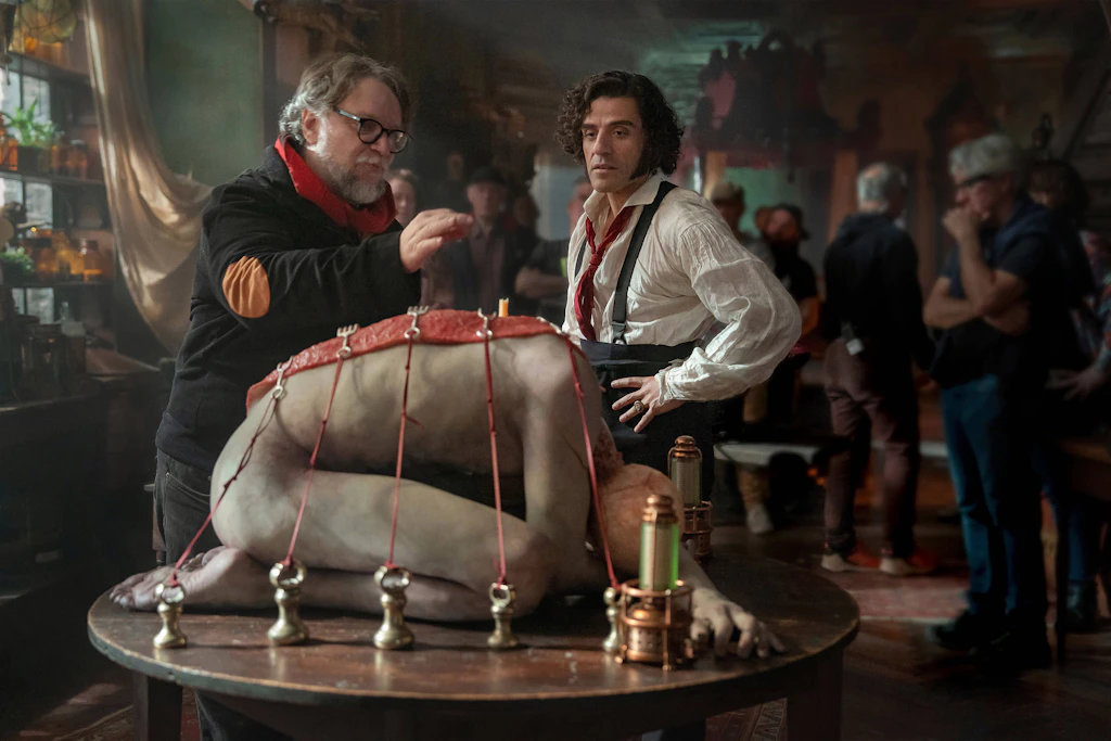 Guillermo del Toro (l.) und Oscar Isaac in der Netflix-Produktion „Frankenstein“